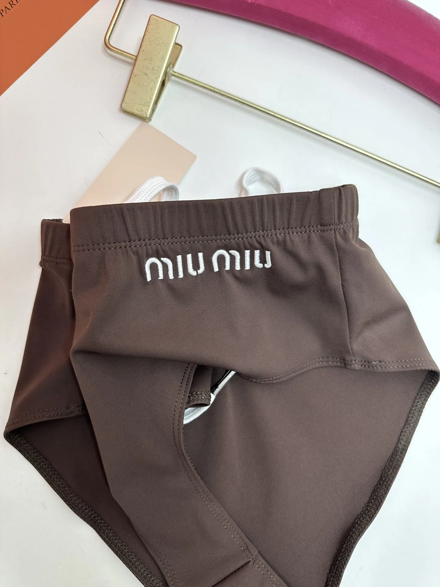 Miu Miu ニュアンスレタートライアングル水着パンツ 赤黒茶 - 画像 (9)