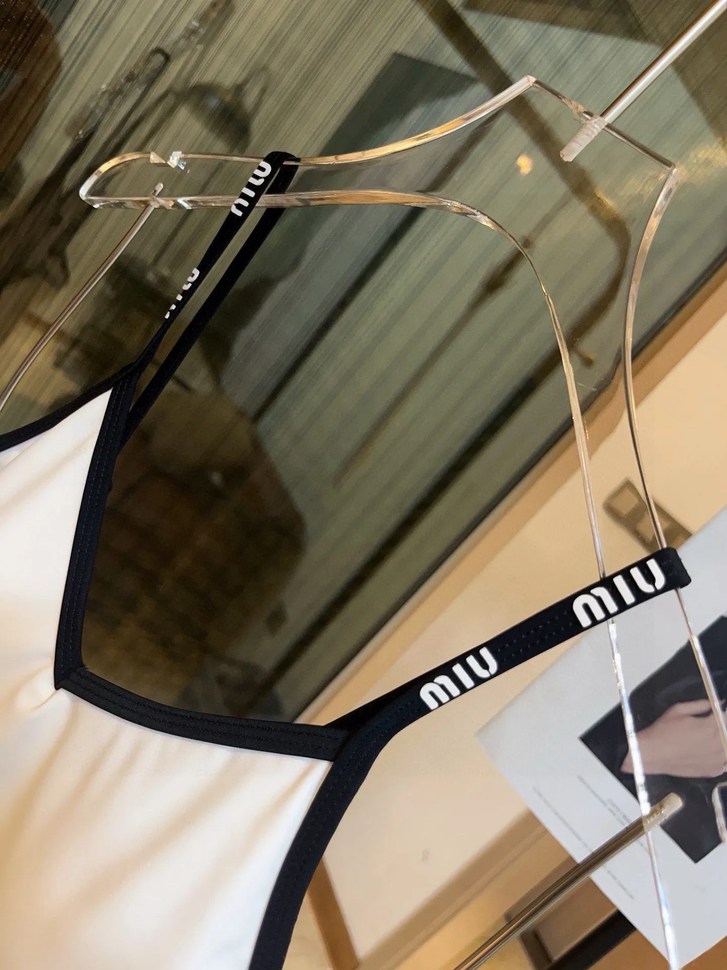 MiuMiu ホワイト ビキニ セット - 画像 (4)