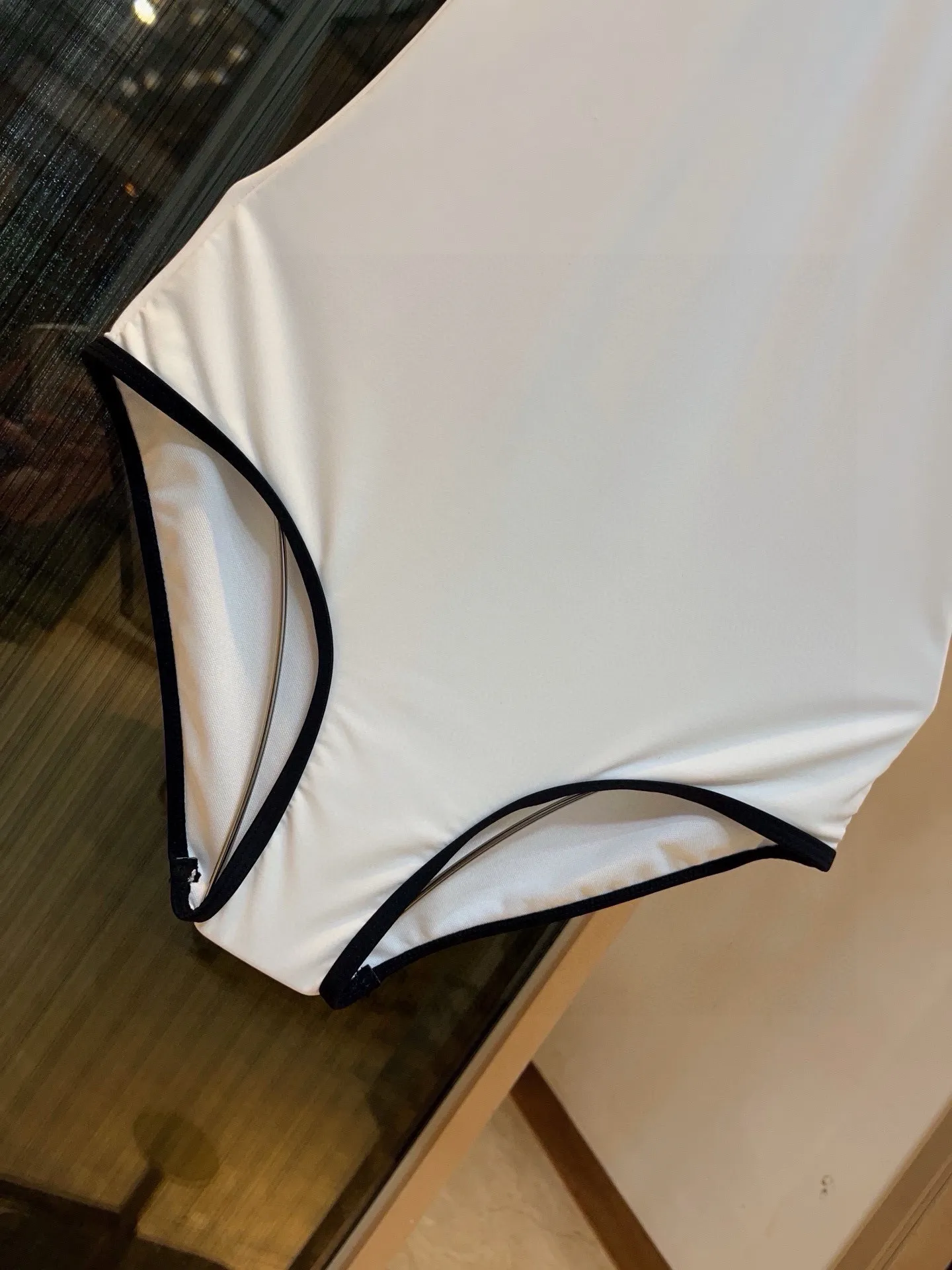 MiuMiu ホワイト ビキニ セット - 画像 (8)