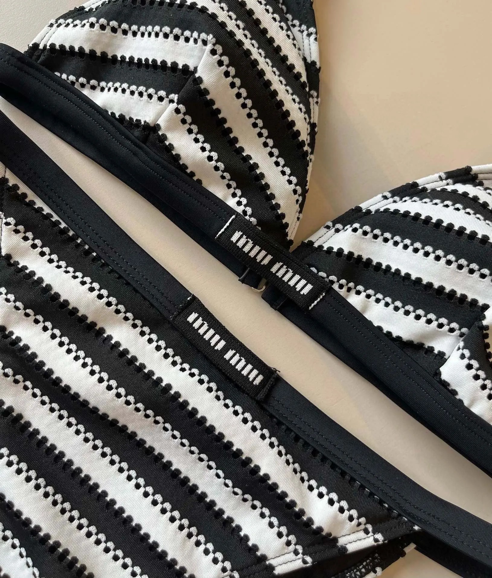 MiuMiu公式新作ビキニ黒白ストライプSMLXL - 画像 (5)