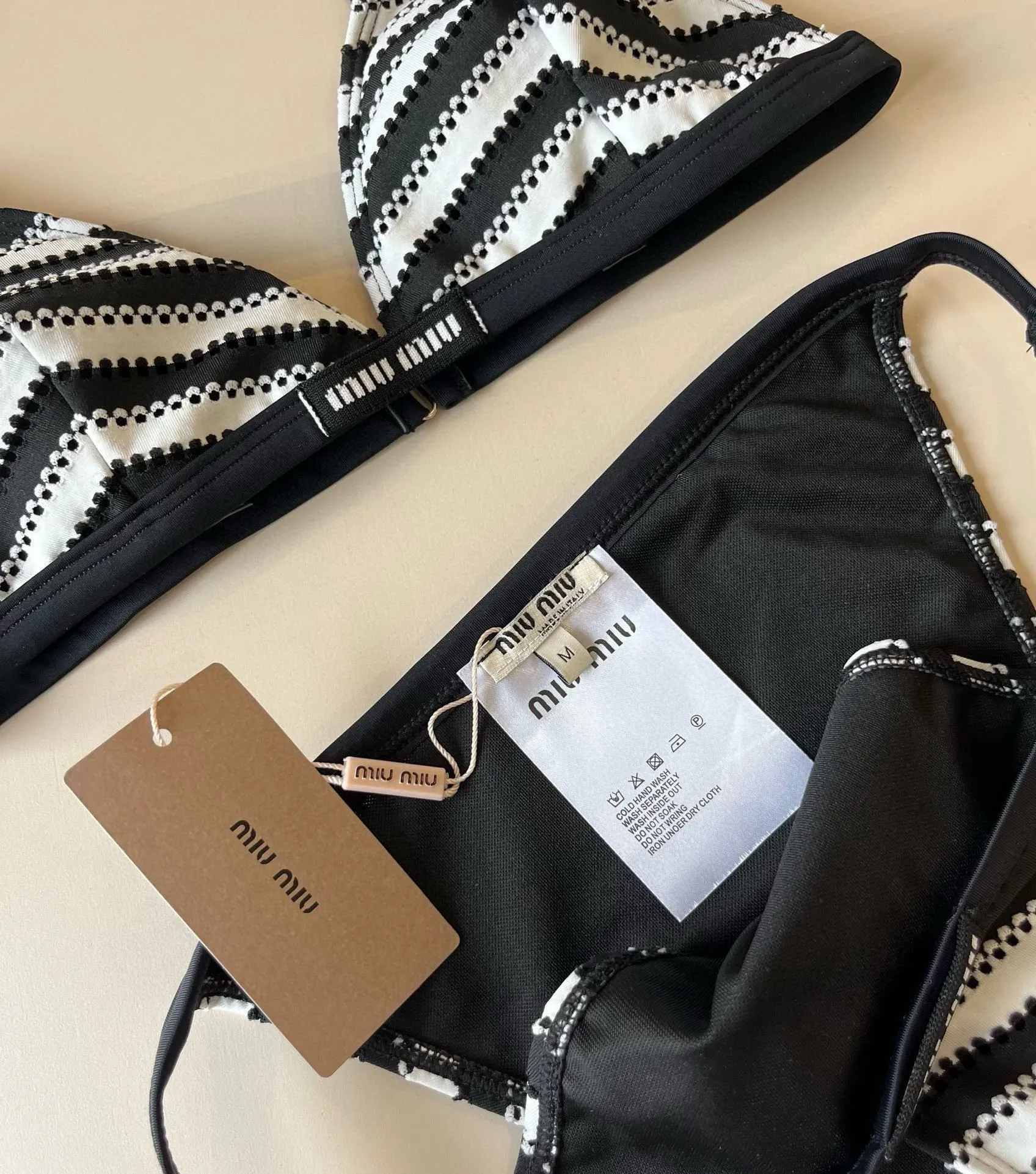MiuMiu公式新作ビキニ黒白ストライプSMLXL - 画像 (8)