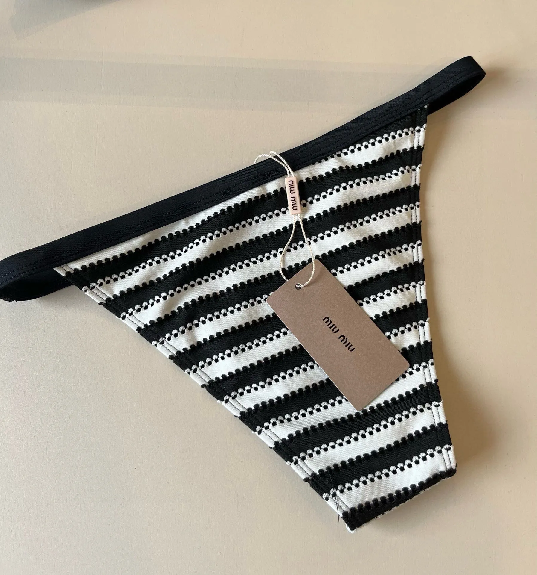 MiuMiu公式新作ビキニ黒白ストライプSMLXL - 画像 (9)