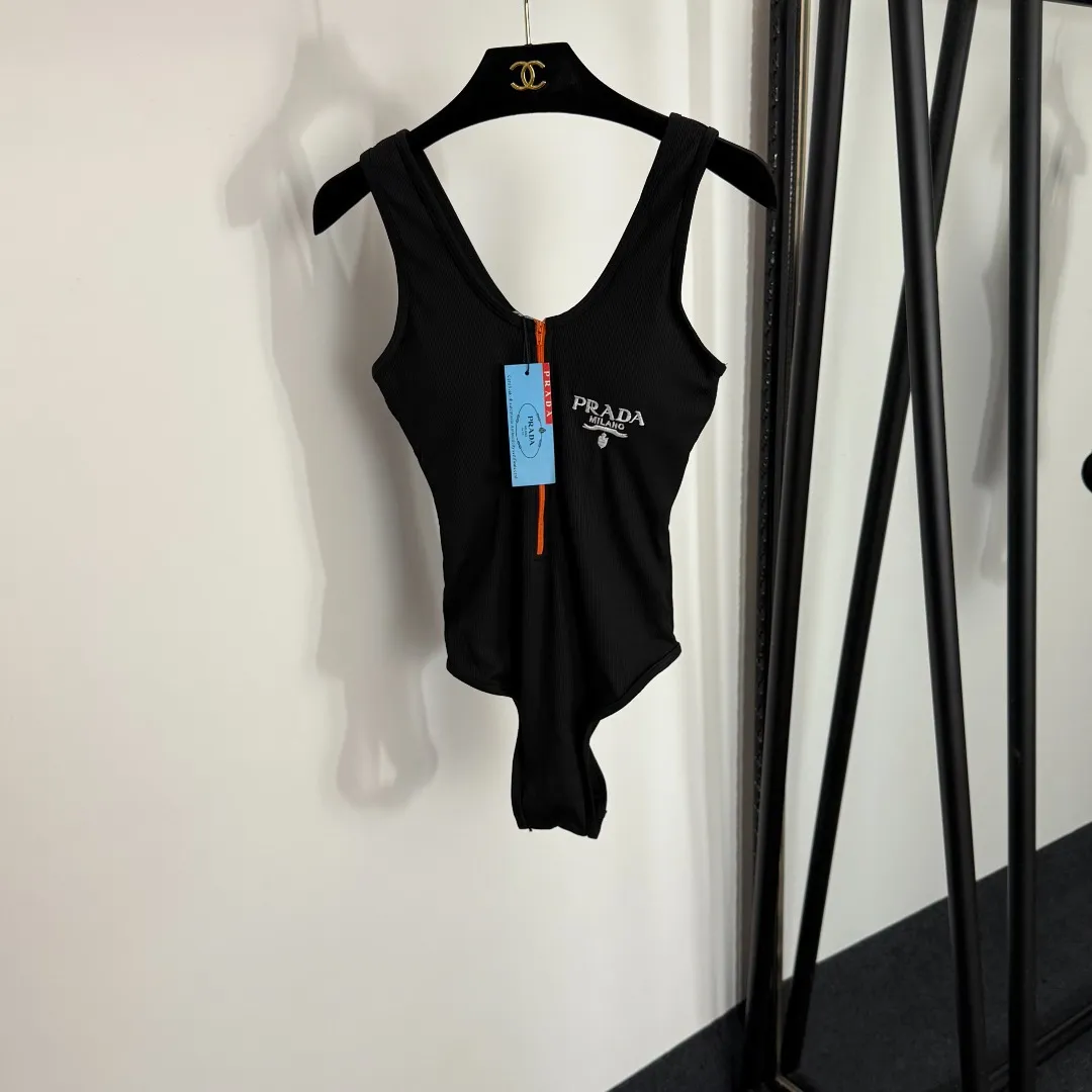 Prada新款ロゴ刺繍半ジップワンピース水着黒S-XL