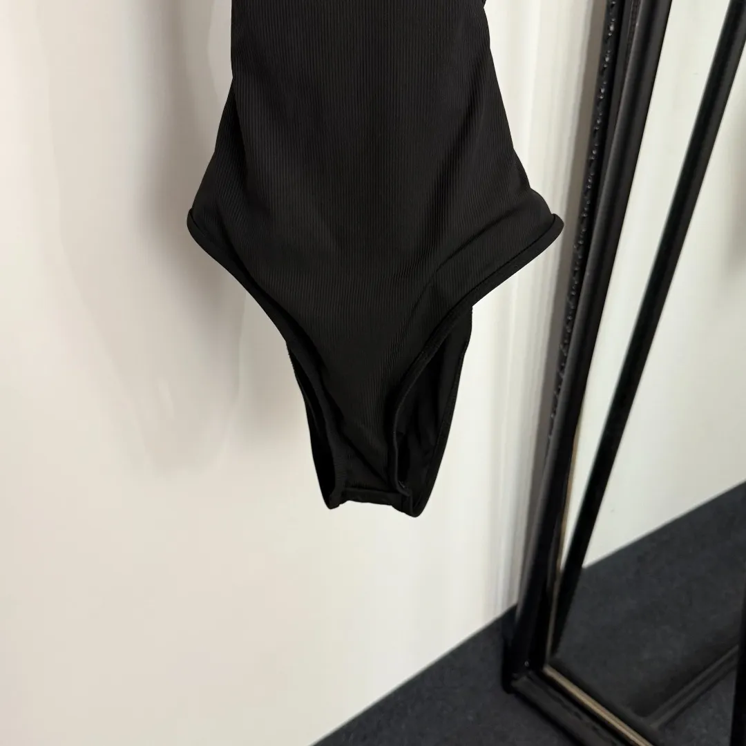 プラダ新作ワンピース水着 - 画像 (4)