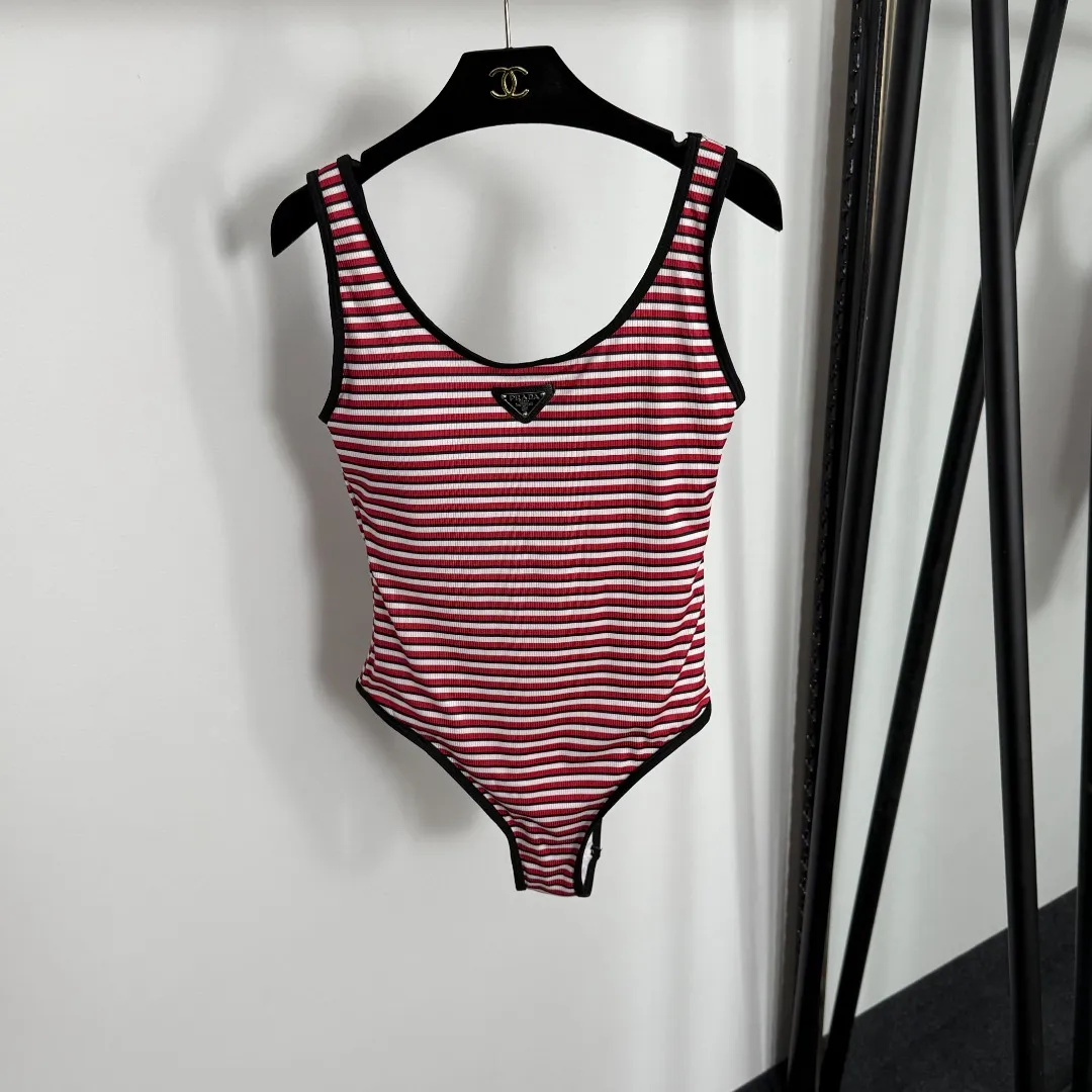 Prada新款ロゴ三角マーク赤色ストライプワンピース水着