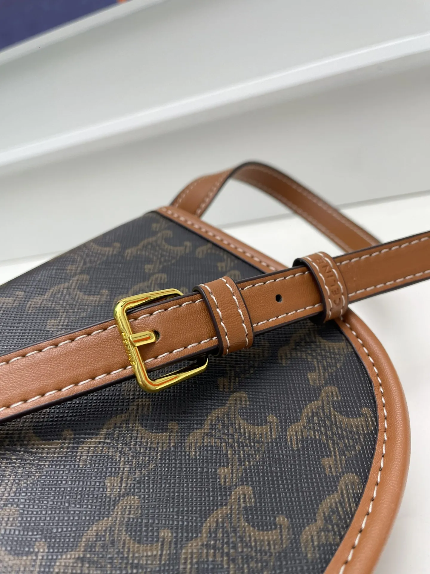 Celine 黒色 ミニ鞍バッグ2023新型 - 画像 (7)