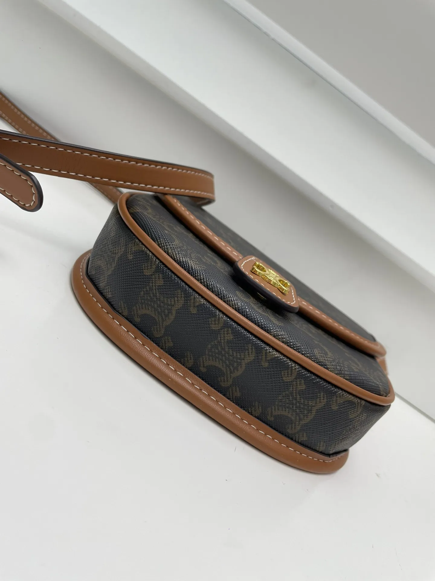 Celine 黒色 ミニ鞍バッグ2023新型 - 画像 (8)