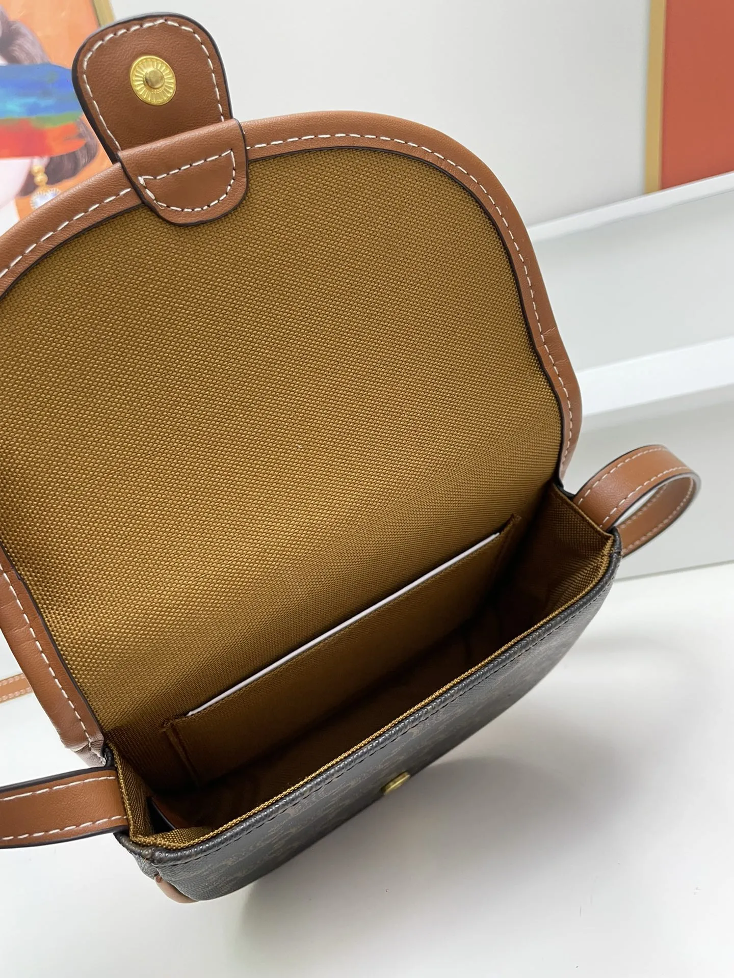 Celine 黒色 ミニ鞍バッグ2023新型 - 画像 (9)