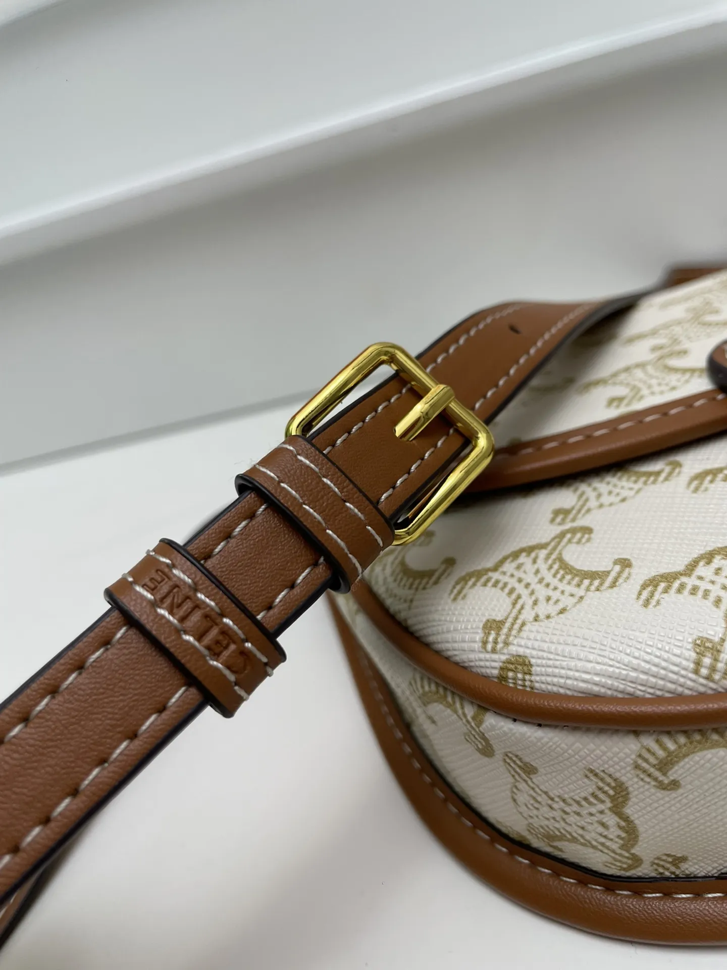 Celineセリーヌベージュミニマトラッセバッグ2023 - 画像 (8)