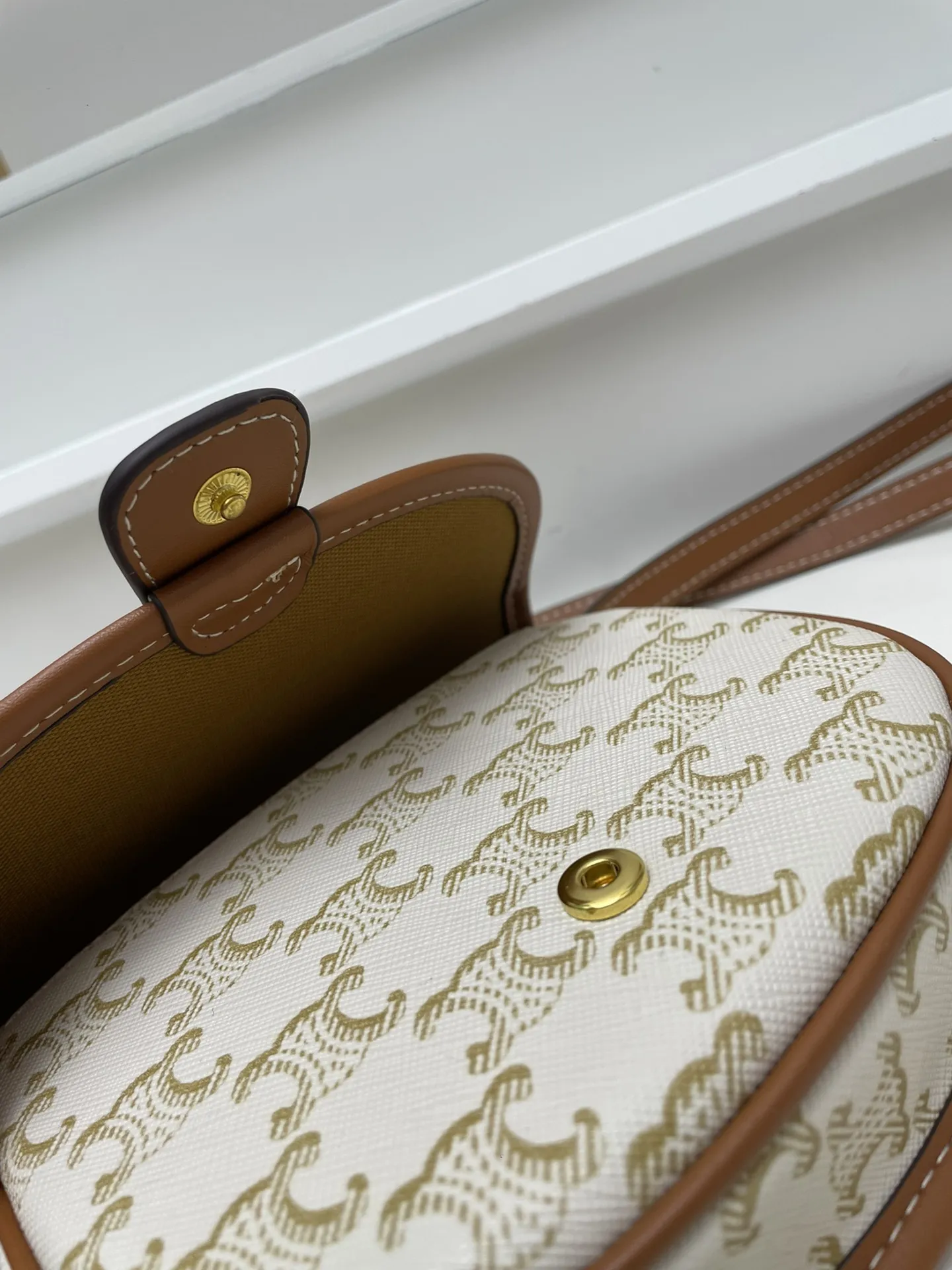 Celineセリーヌベージュミニマトラッセバッグ2023 - 画像 (9)