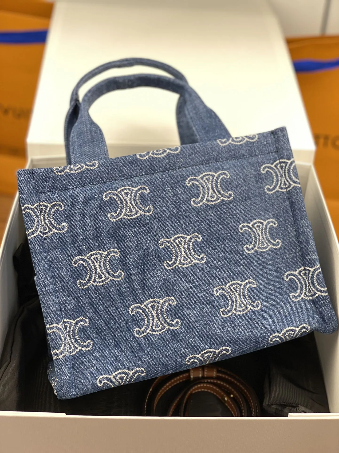 CELINEブルーデニム刺繍トートバッグ - 画像 (3)