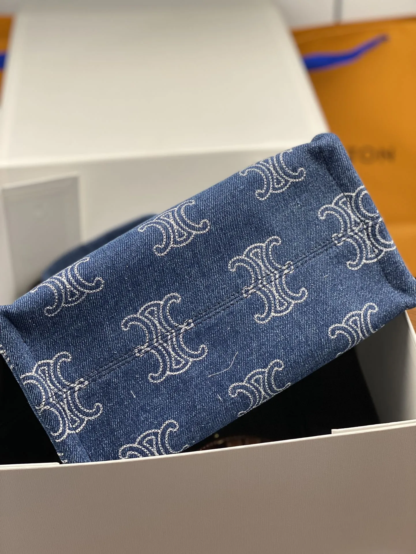 CELINEブルーデニム刺繍トートバッグ - 画像 (8)