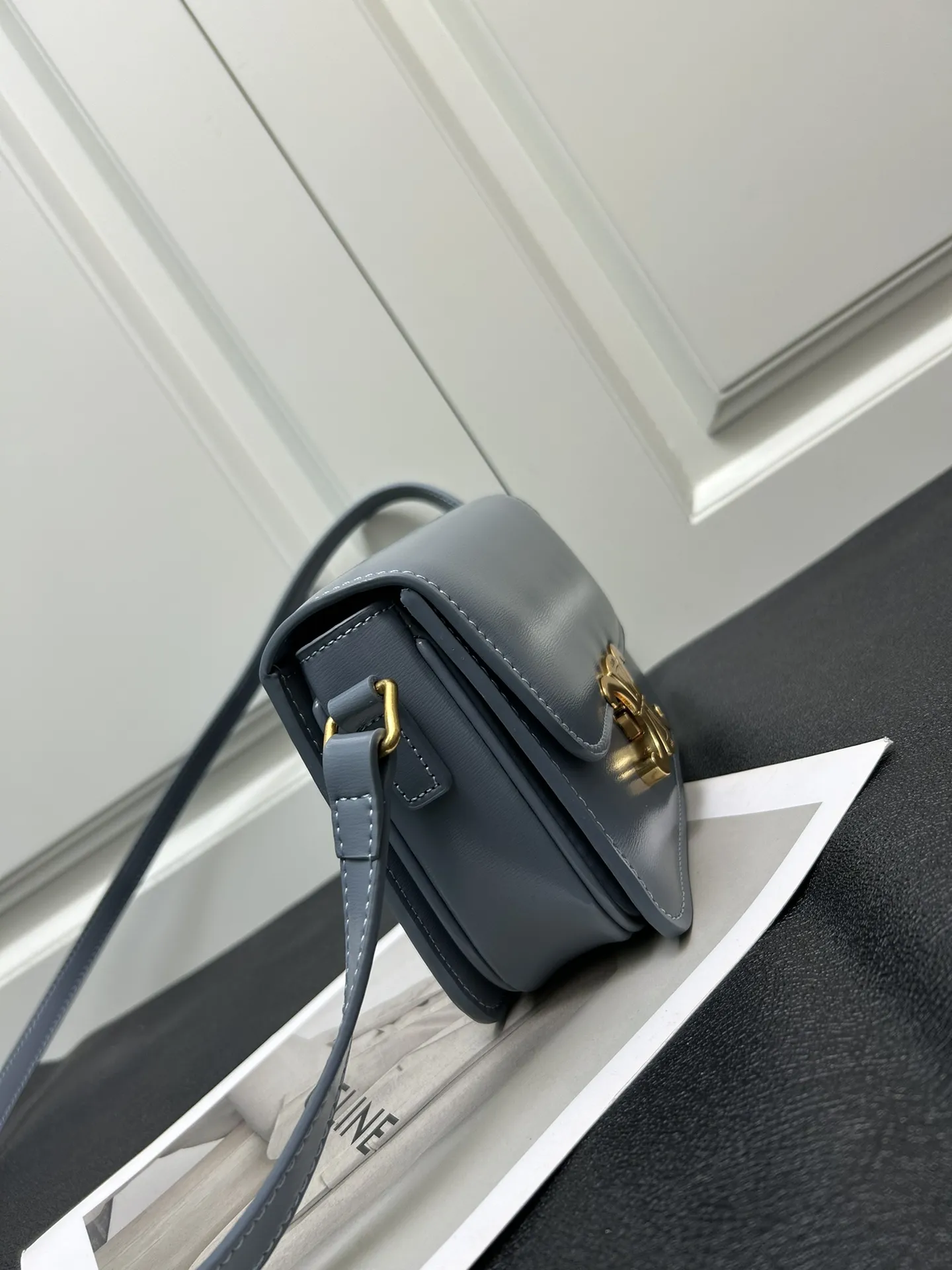 CELINE トリオンフェ ブルー 小型ショルダーバッグ - 画像 (4)