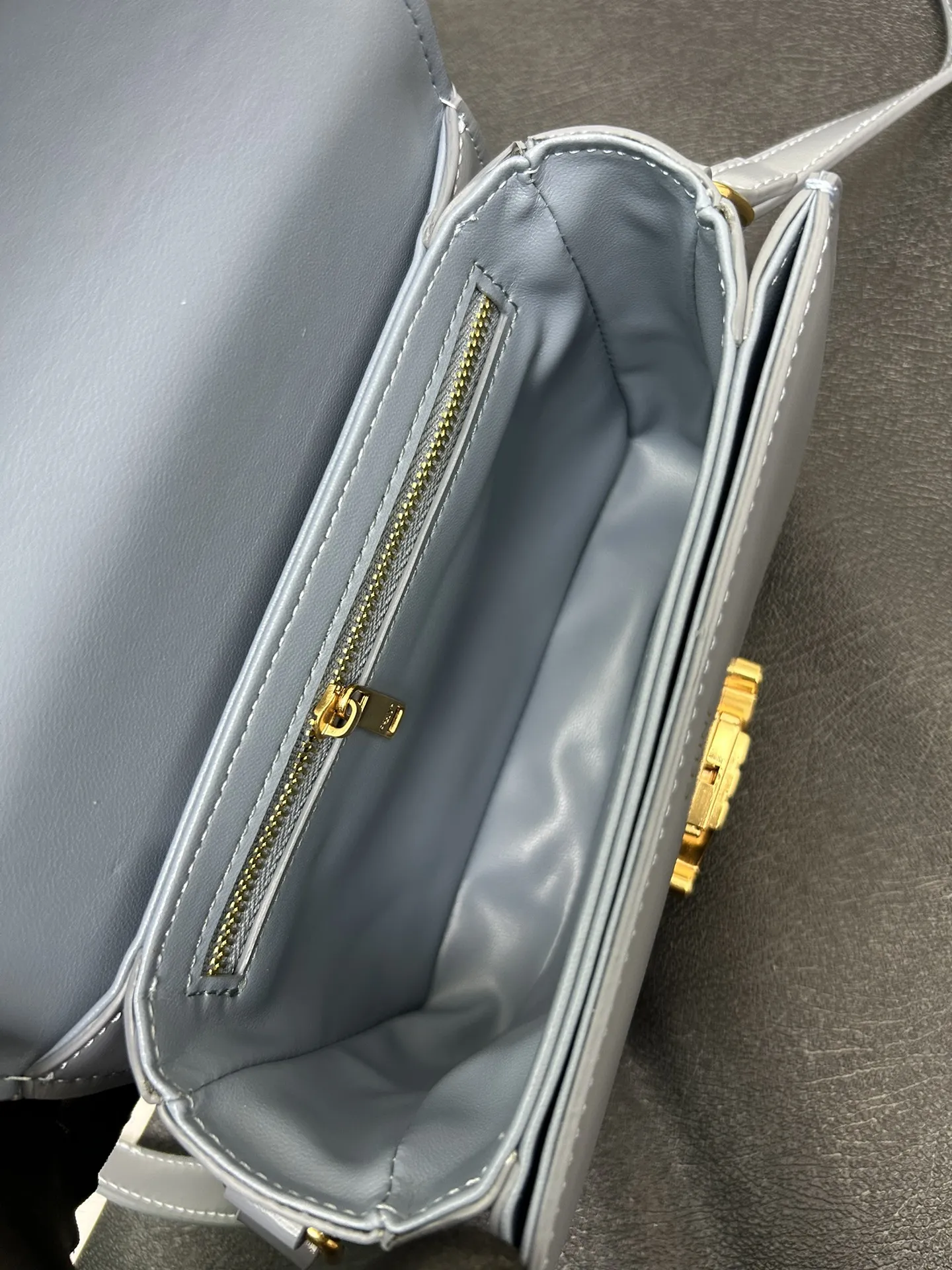 CELINE トリオンフェ ブルー 小型ショルダーバッグ - 画像 (9)