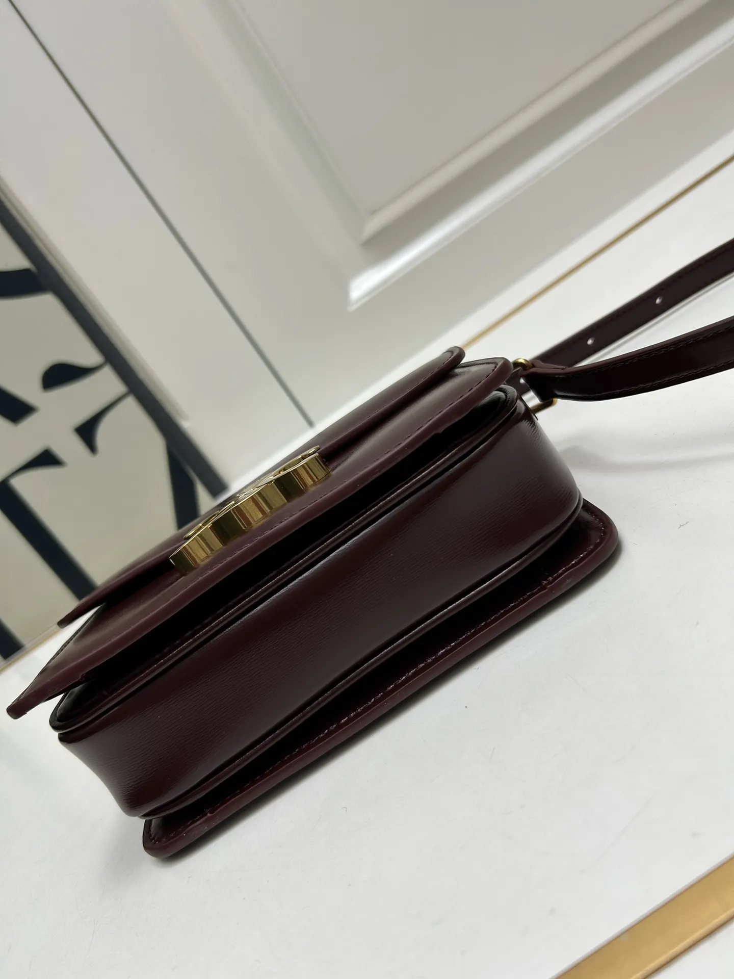 CELINE 320 TRIOMPHE バーガンディ小型バッグ - 画像 (8)