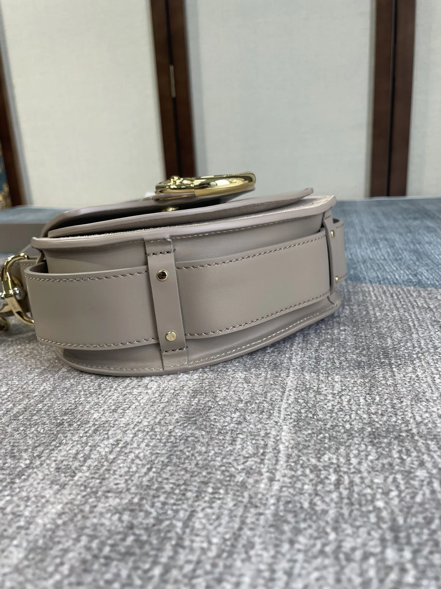 Chloé Tess グレー マチ付き小鞄 - 画像 (5)