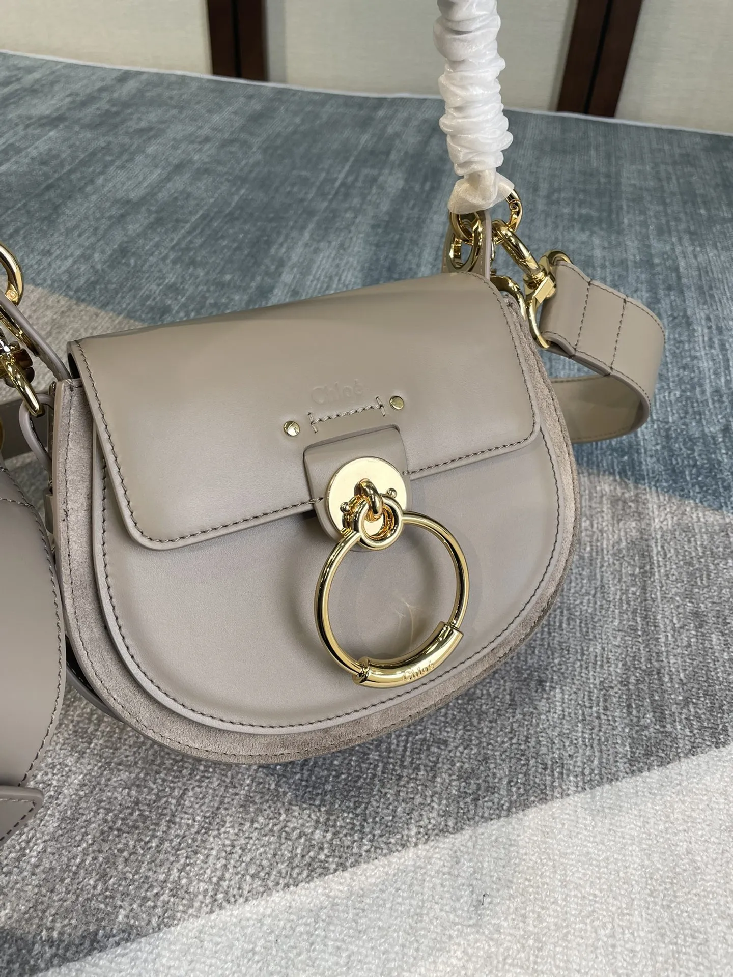 Chloé Tess グレー マチ付き小鞄 - 画像 (6)
