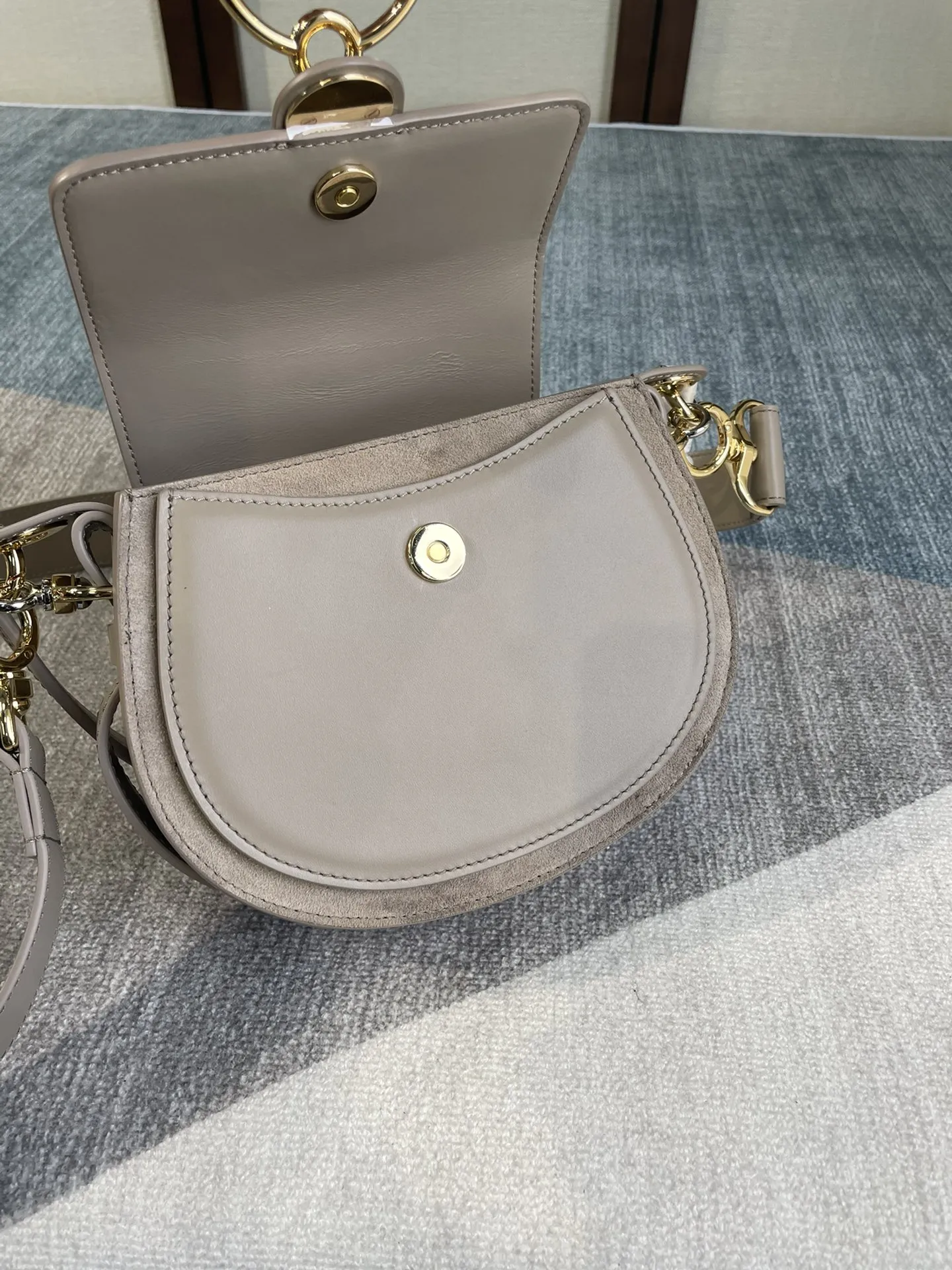 Chloé Tess グレー マチ付き小鞄 - 画像 (9)