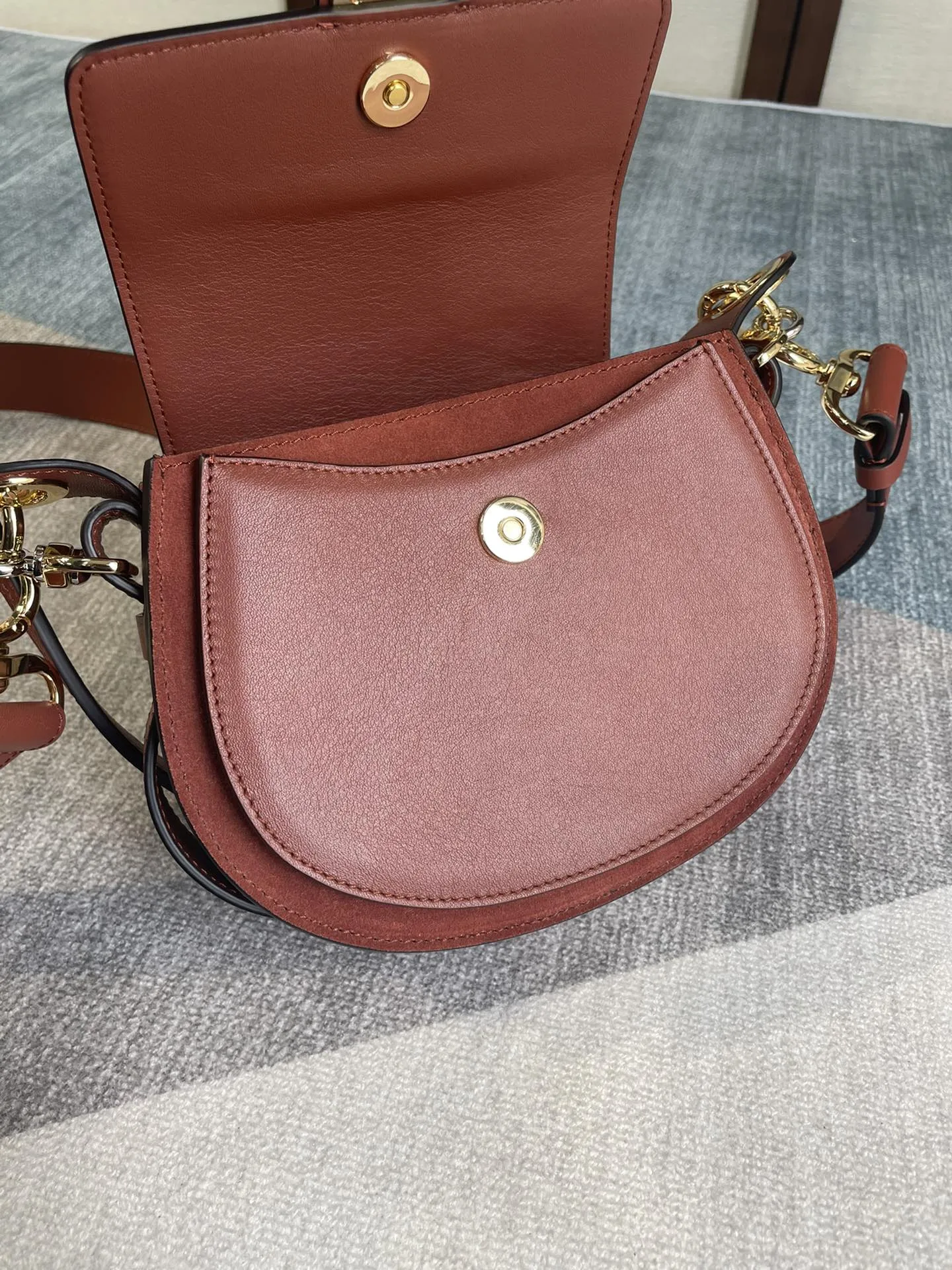 Chloé Tess 秋冬新款 ショルダーバッグ 茶色 - 画像 (9)