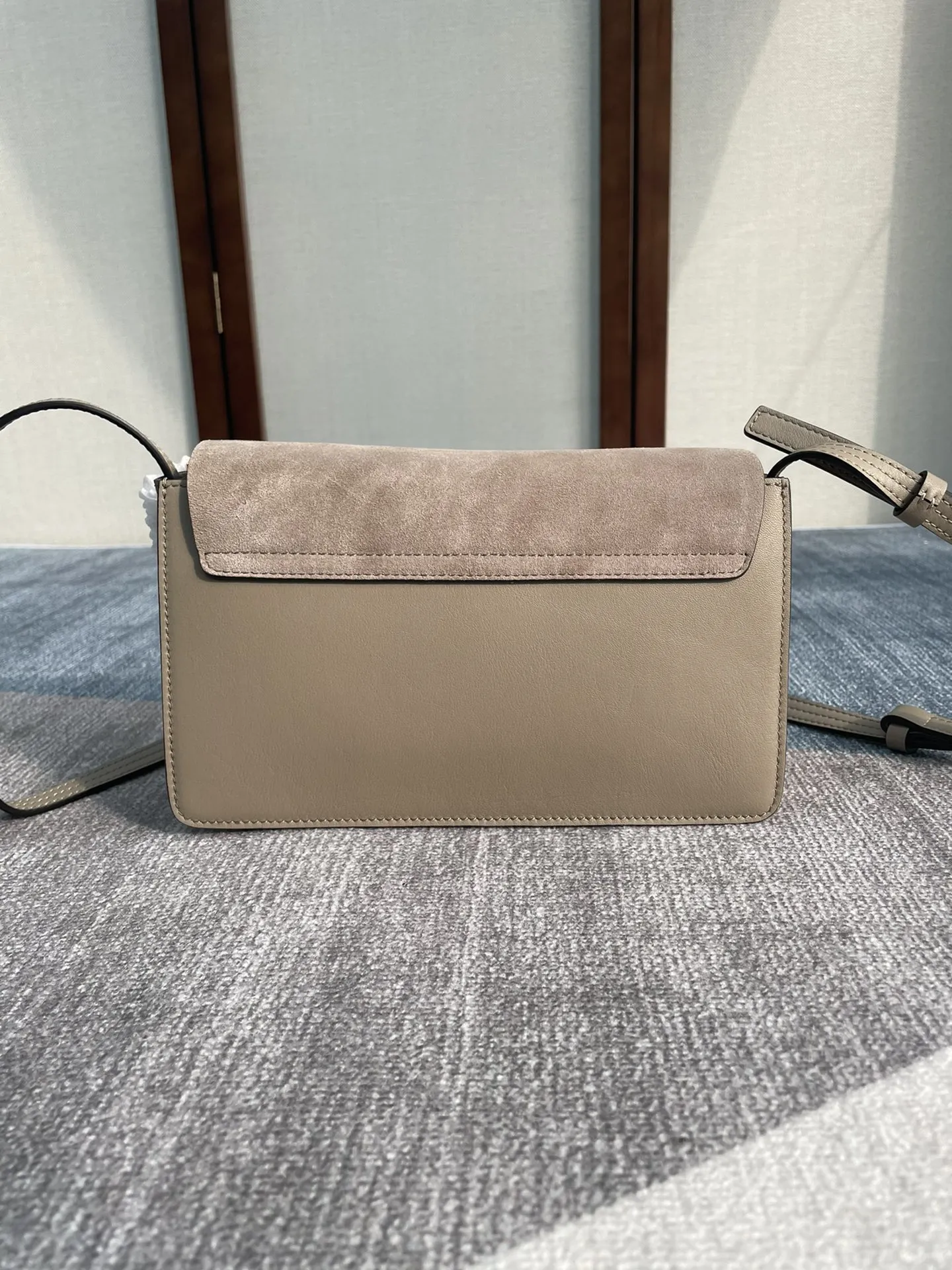 クロエ グレー Faye中号 梯形バッグ - 画像 (4)