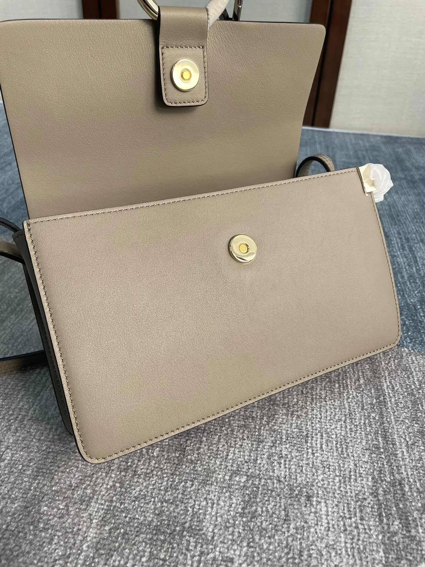 クロエ グレー Faye中号 梯形バッグ - 画像 (8)