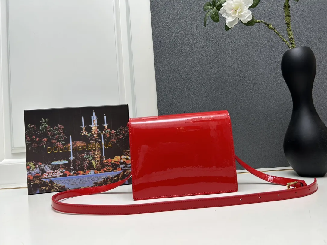 Dolce & Gabbana レッド漆皮ロゴバッグ - 画像 (3)