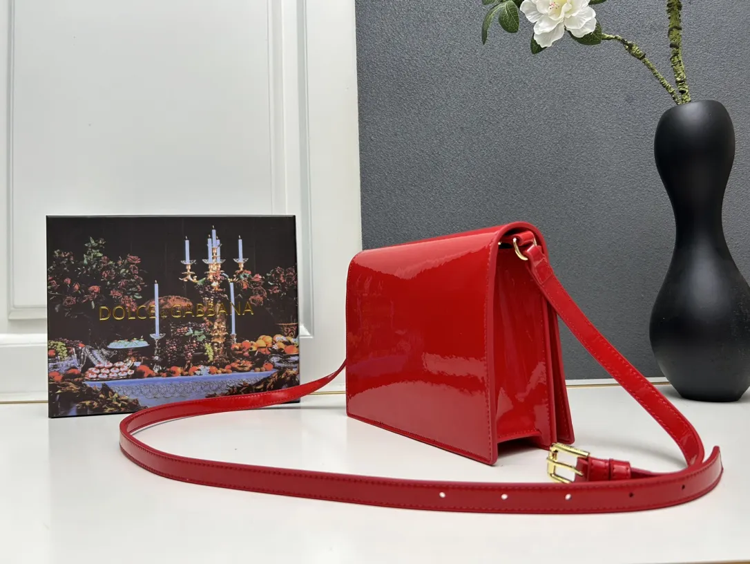 Dolce & Gabbana レッド漆皮ロゴバッグ - 画像 (4)