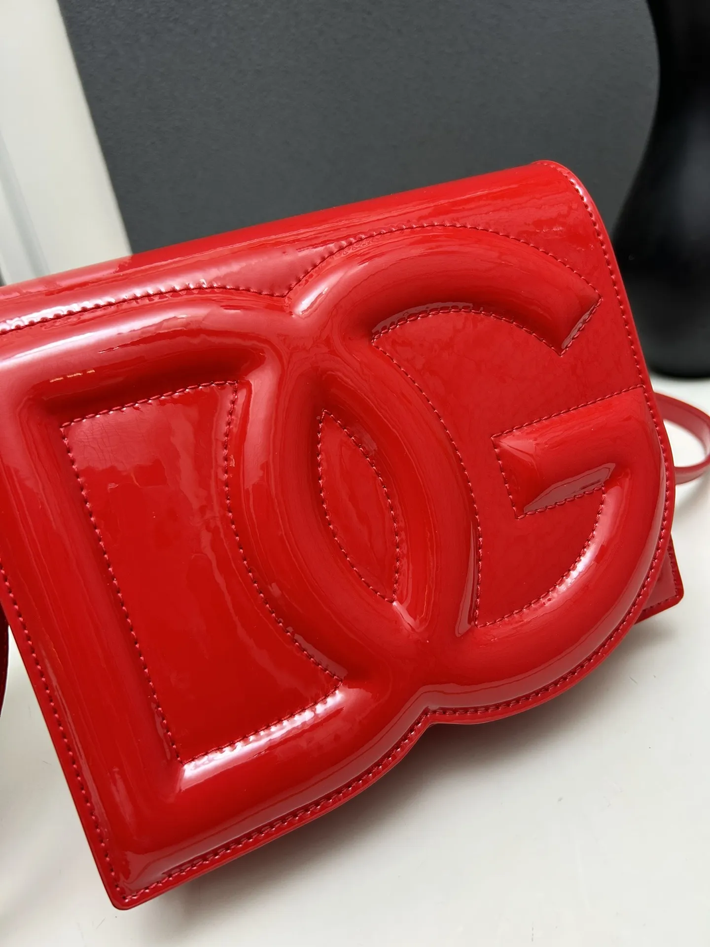 Dolce & Gabbana レッド漆皮ロゴバッグ - 画像 (5)