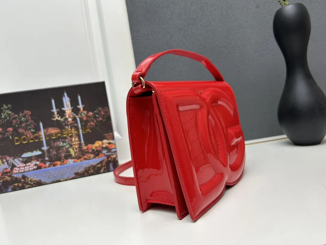 Dolce & Gabbana レッド漆皮ロゴバッグ - 画像 (6)