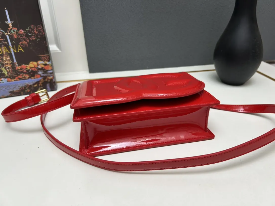 Dolce & Gabbana レッド漆皮ロゴバッグ - 画像 (7)