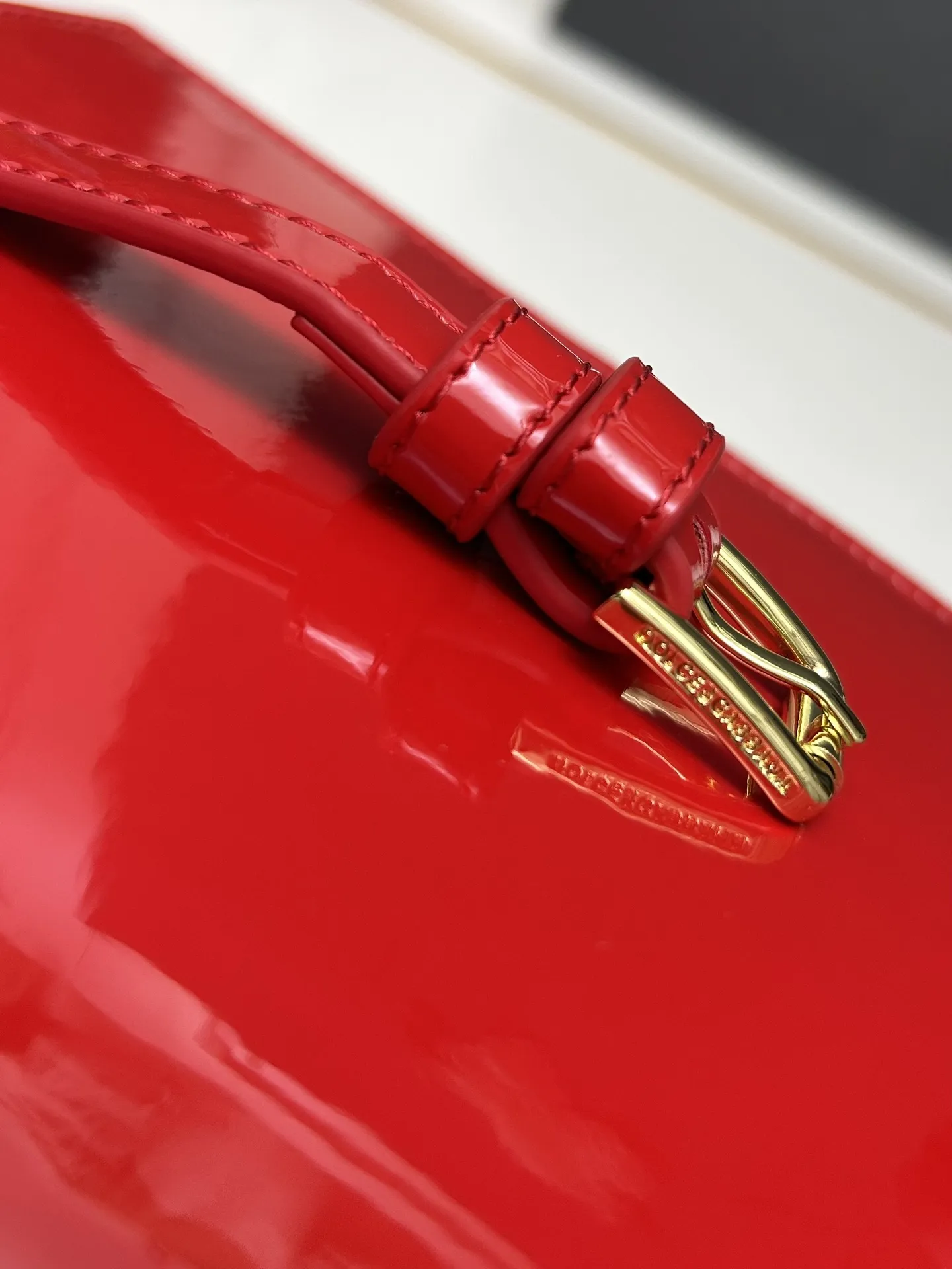 Dolce & Gabbana レッド漆皮ロゴバッグ - 画像 (8)