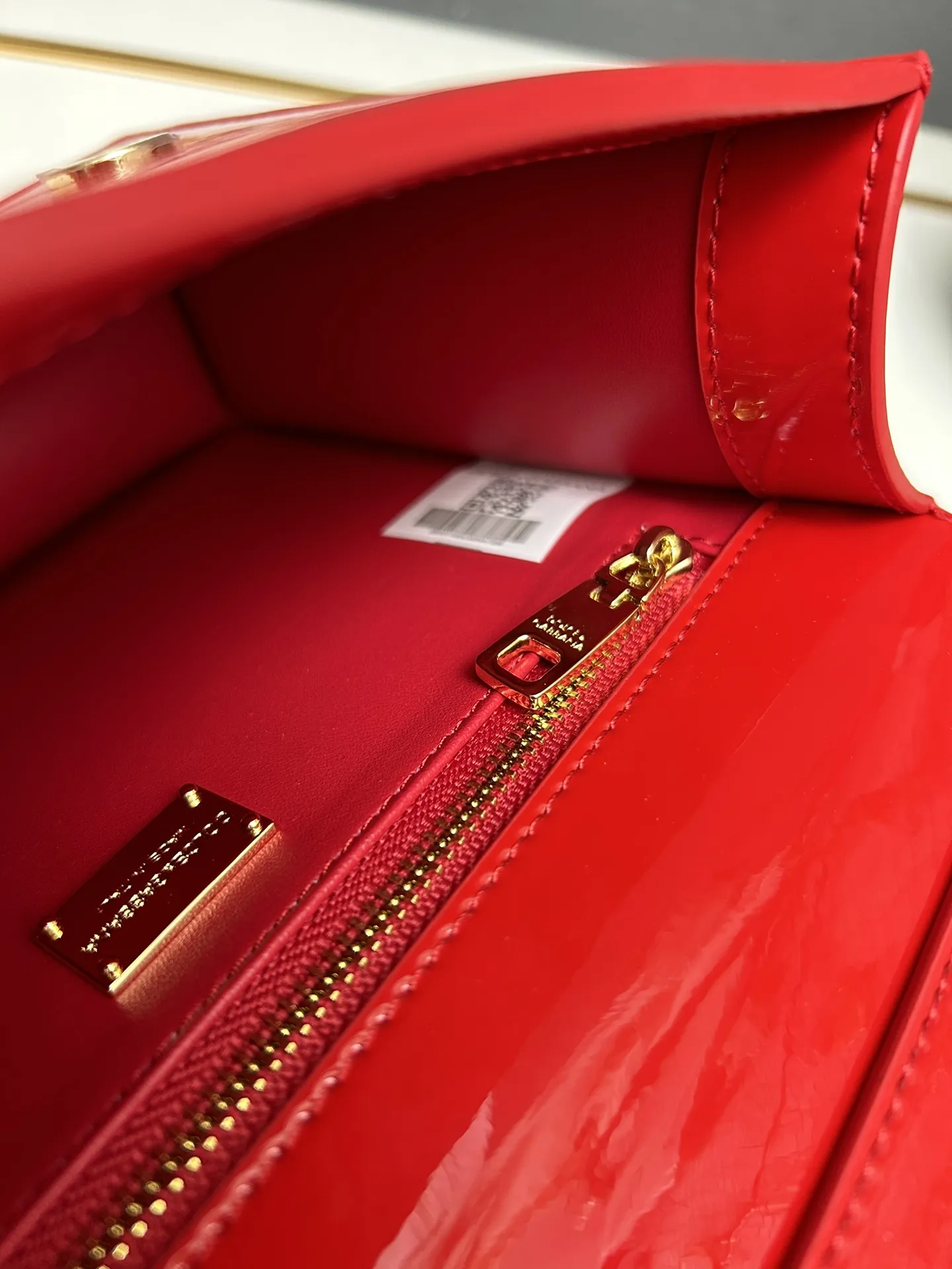 Dolce & Gabbana レッド漆皮ロゴバッグ - 画像 (10)
