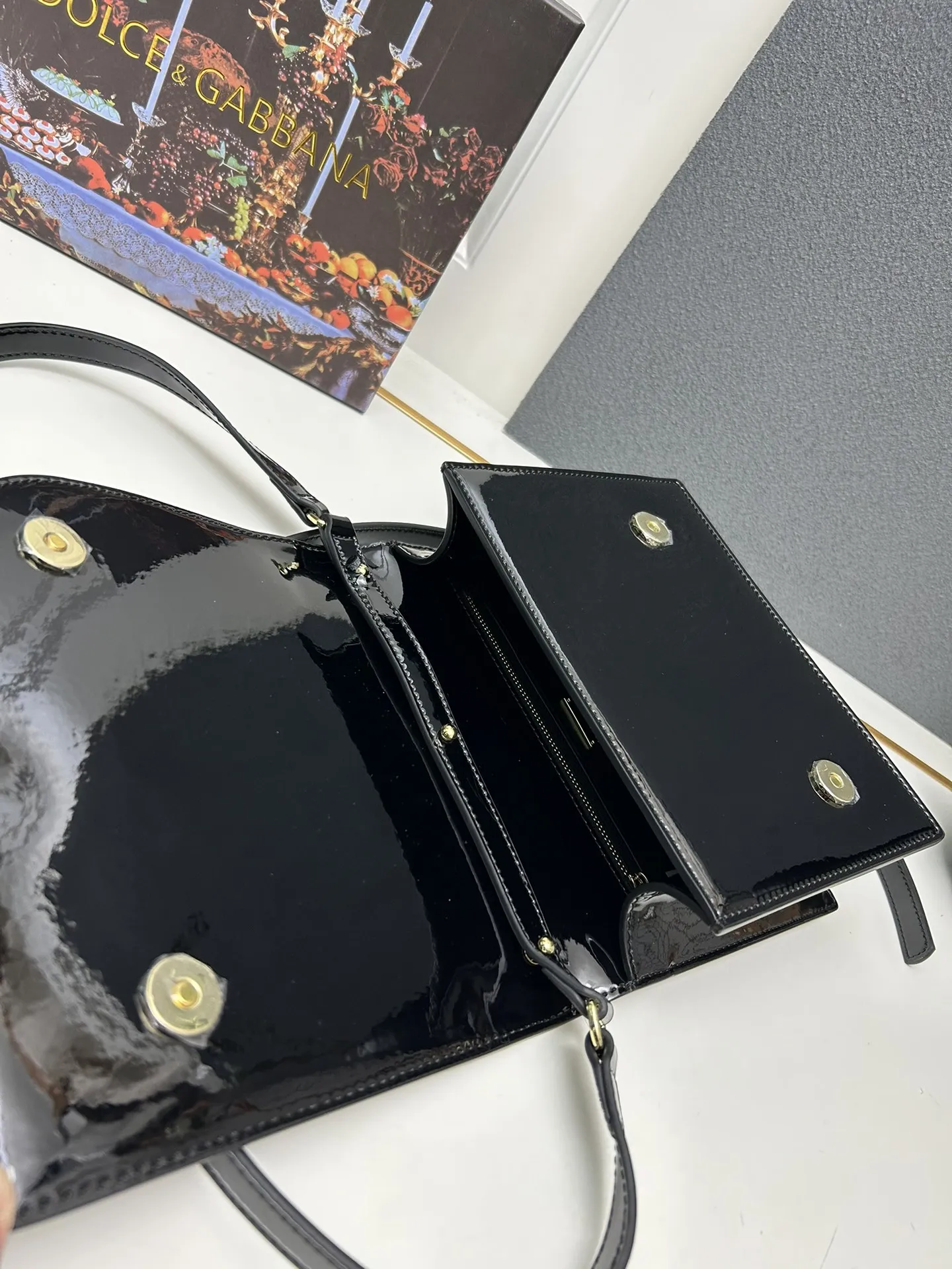 Dolce & Gabbana ブラック 漆皮バッグ - 画像 (9)