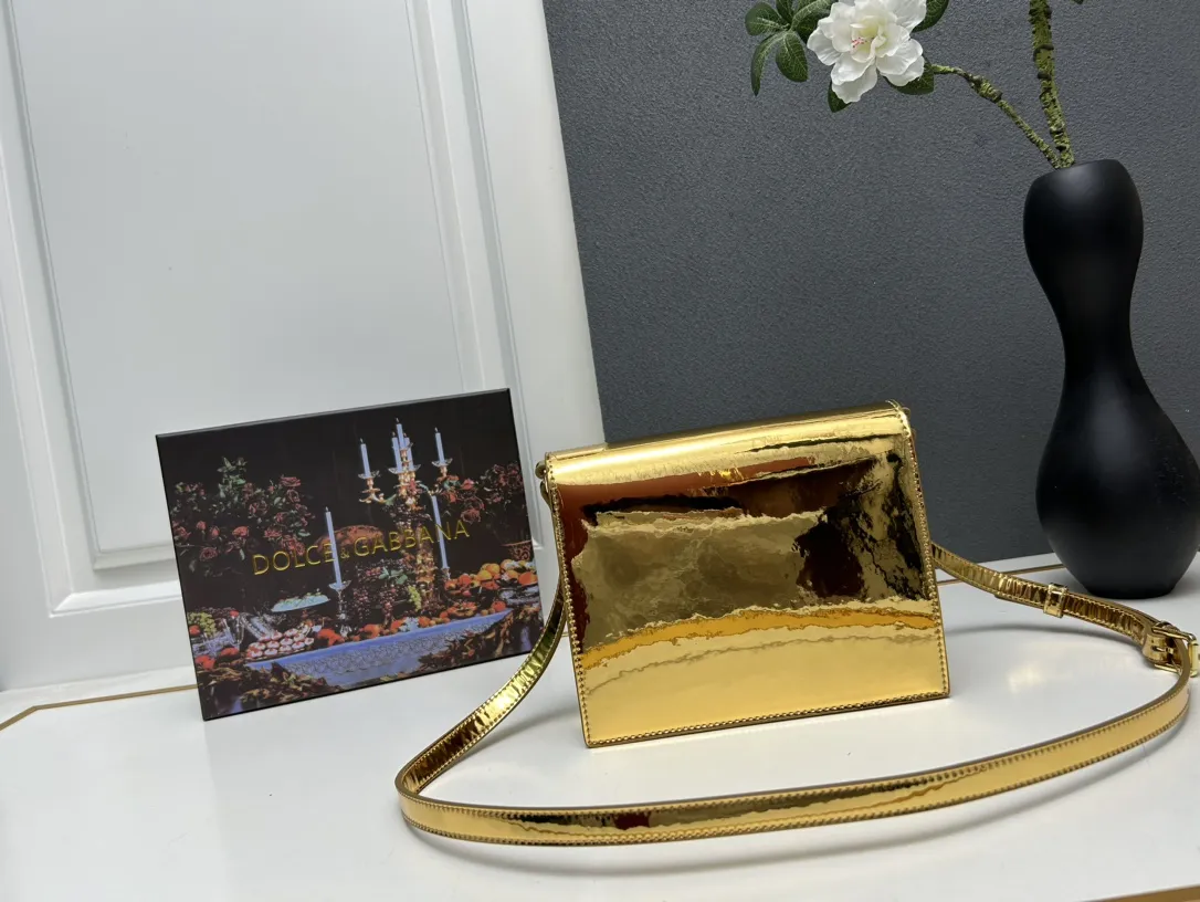 Dolce & Gabbana ゴールド漆皮バッグ - 画像 (3)