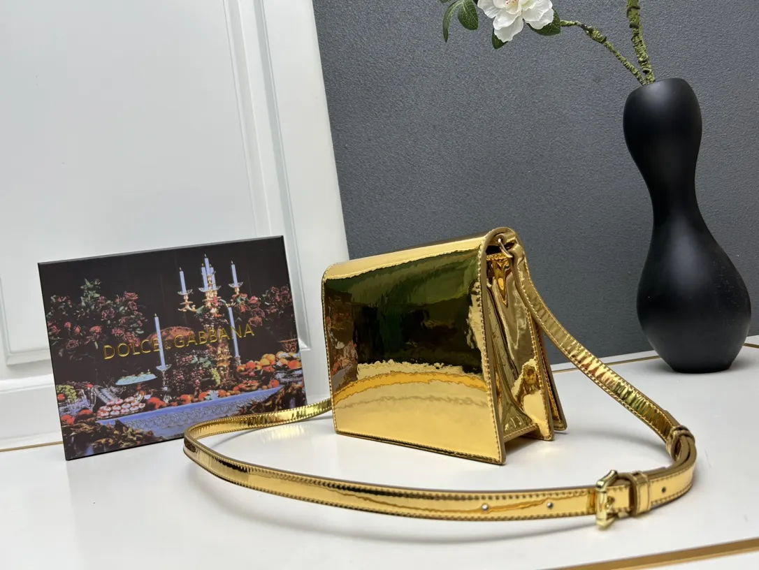 Dolce & Gabbana ゴールド漆皮バッグ - 画像 (4)