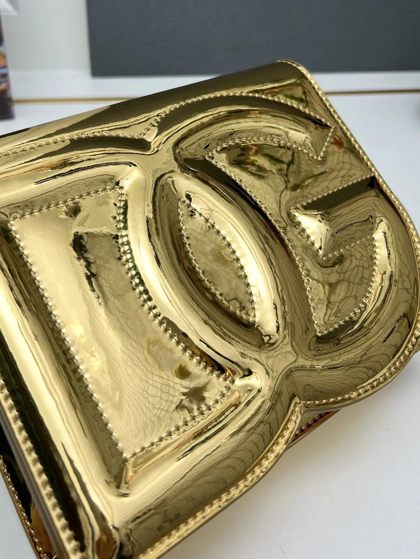 Dolce & Gabbana ゴールド漆皮バッグ - 画像 (5)