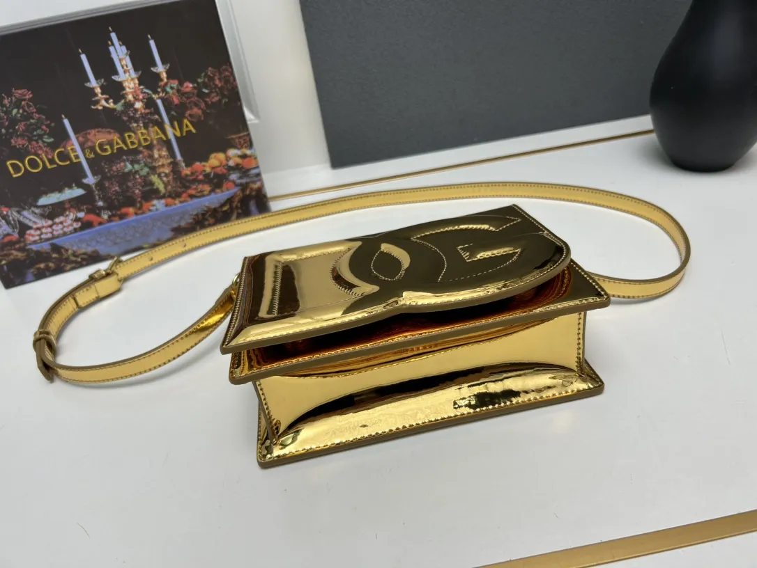 Dolce & Gabbana ゴールド漆皮バッグ - 画像 (6)