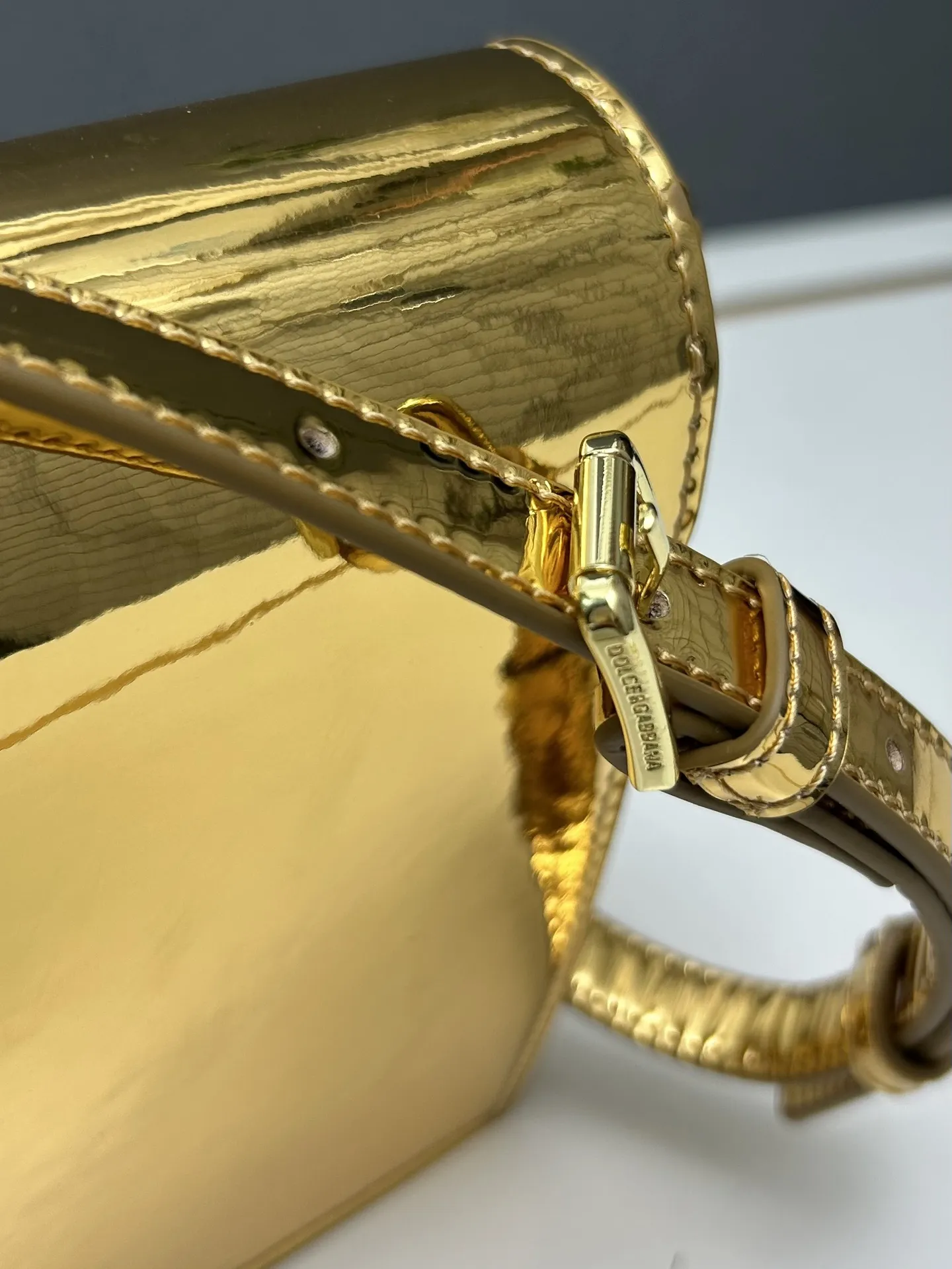Dolce & Gabbana ゴールド漆皮バッグ - 画像 (7)