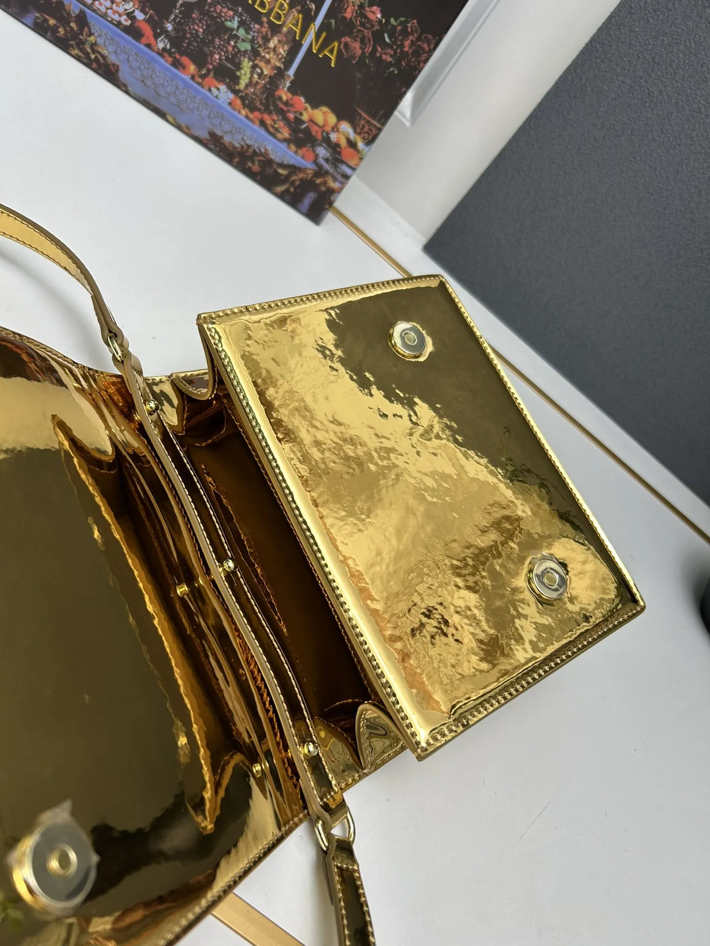 Dolce & Gabbana ゴールド漆皮バッグ - 画像 (8)