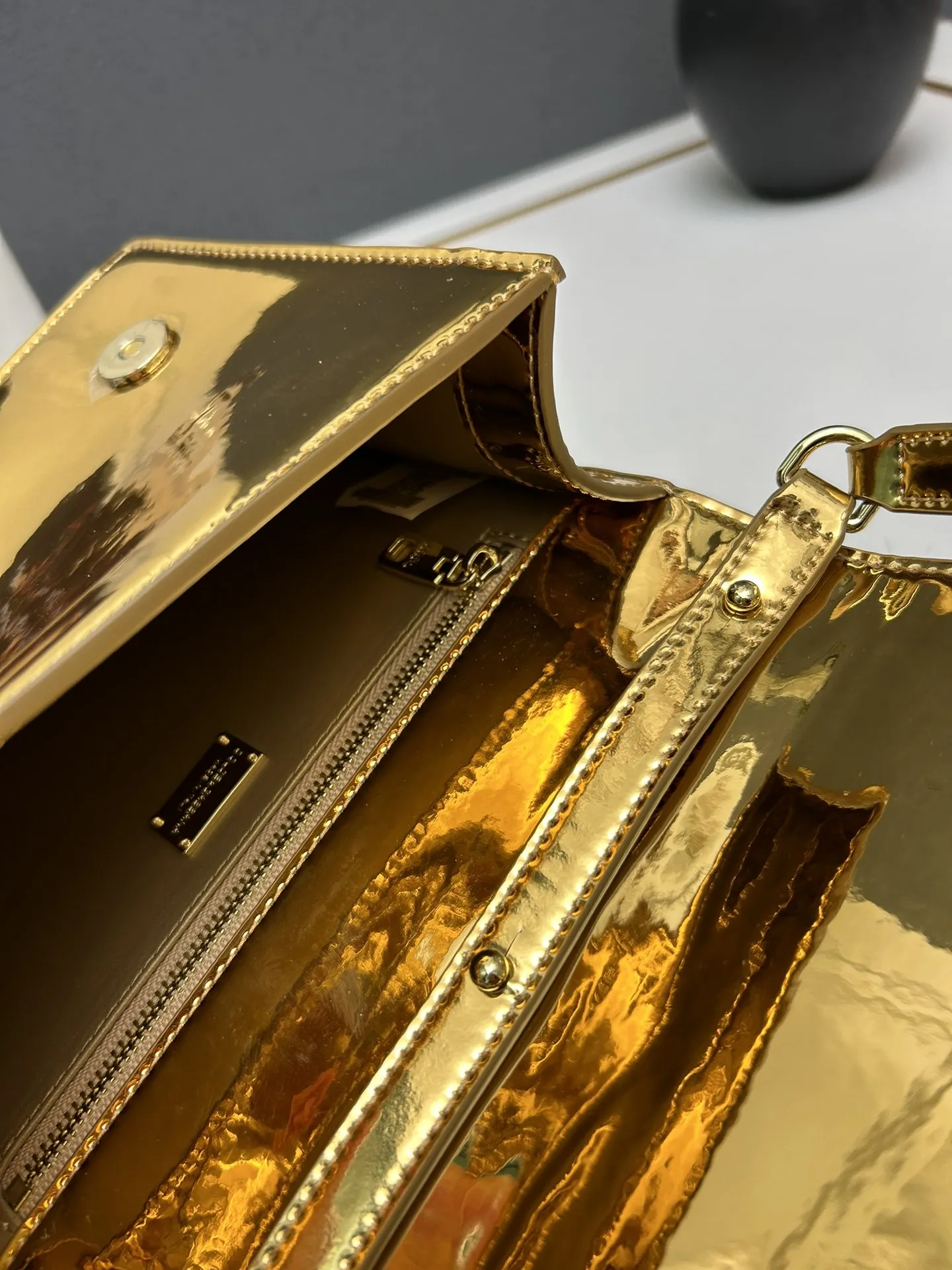 Dolce & Gabbana ゴールド漆皮バッグ - 画像 (9)