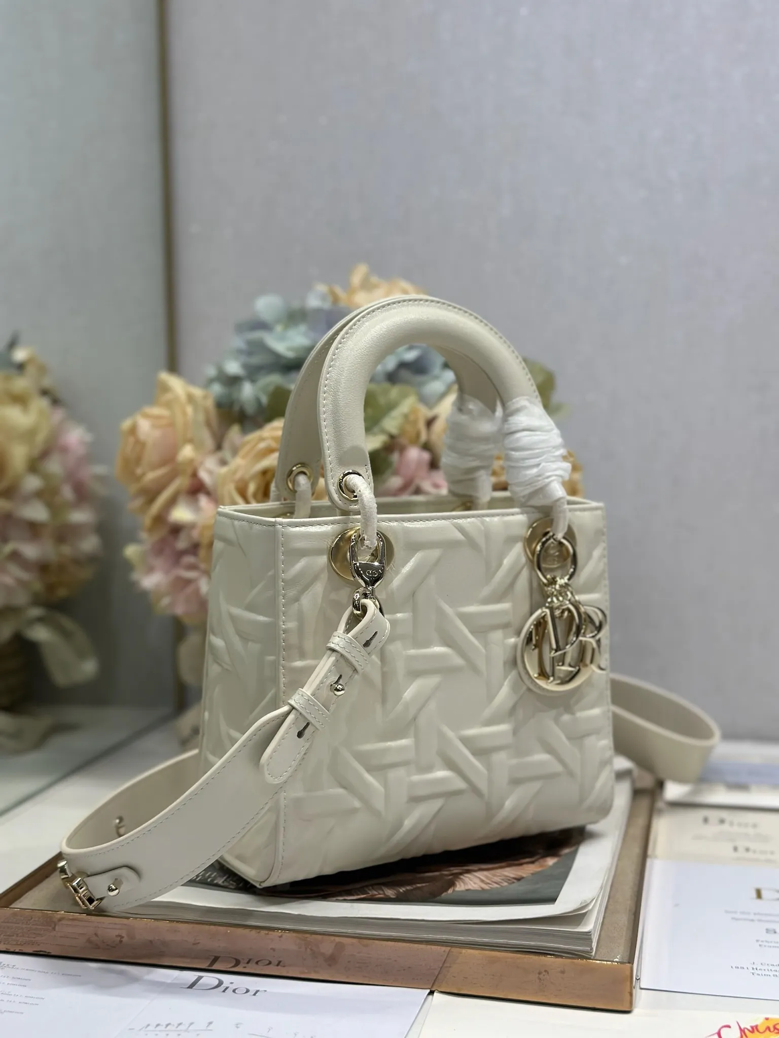 Christian Dior 白圧花菱格 Lady Dior ハンドバッグ - 画像 (3)