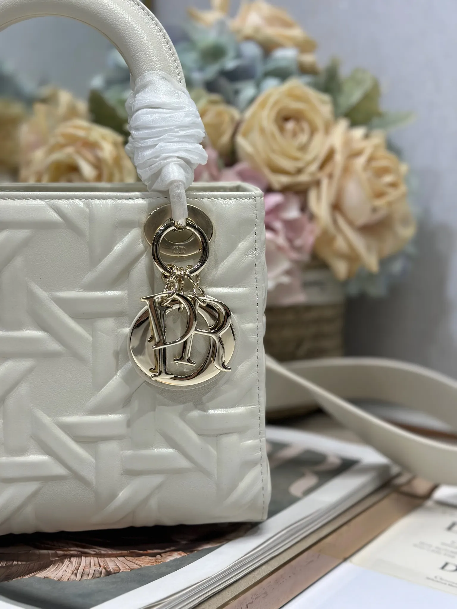 Christian Dior 白圧花菱格 Lady Dior ハンドバッグ - 画像 (4)