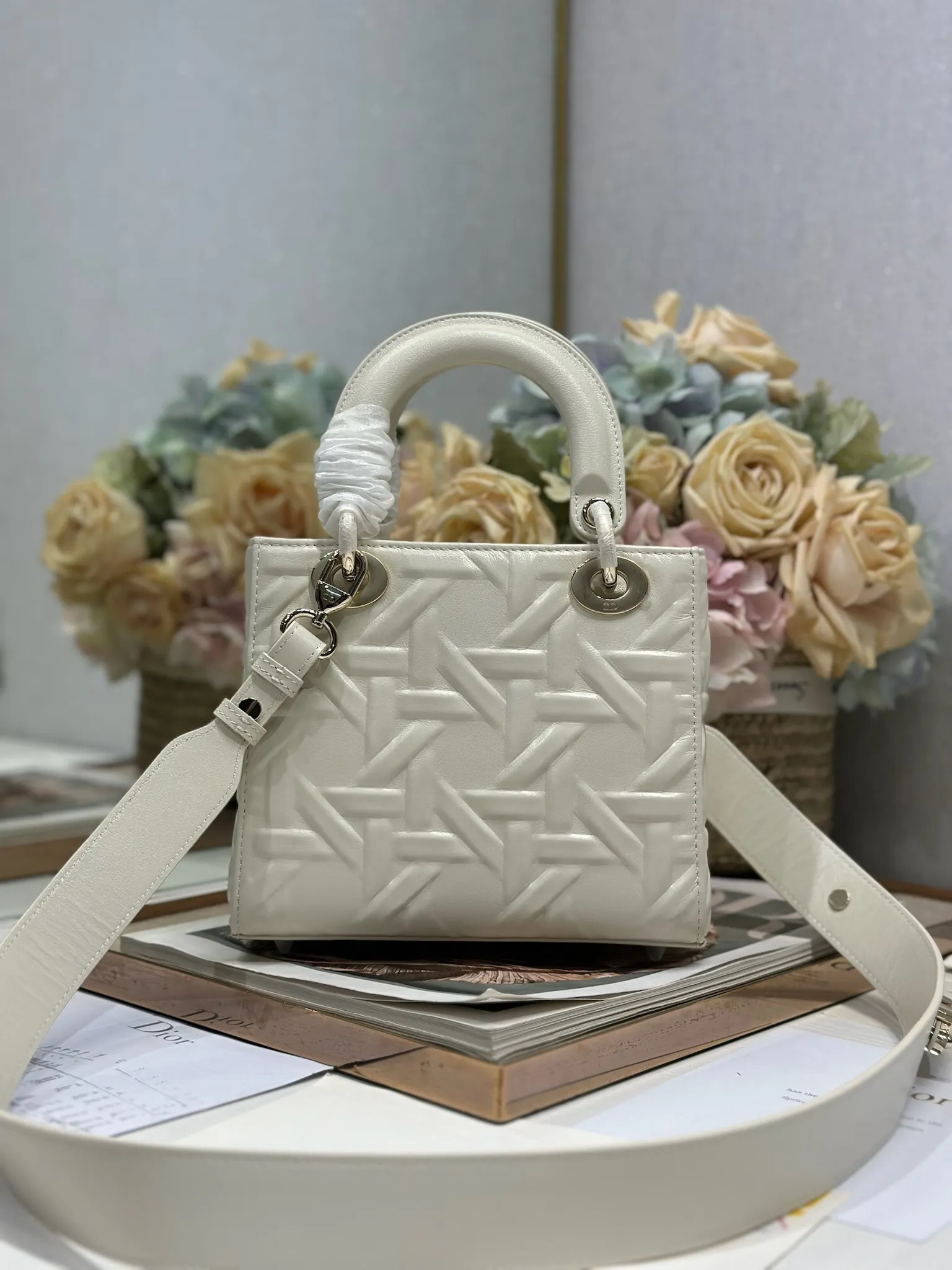 Christian Dior 白圧花菱格 Lady Dior ハンドバッグ - 画像 (5)