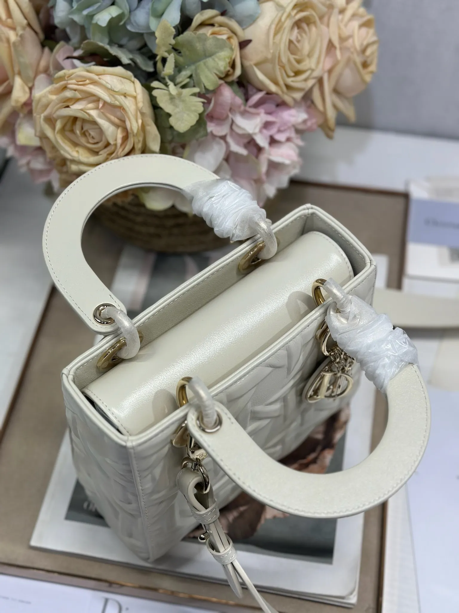 Christian Dior 白圧花菱格 Lady Dior ハンドバッグ - 画像 (7)