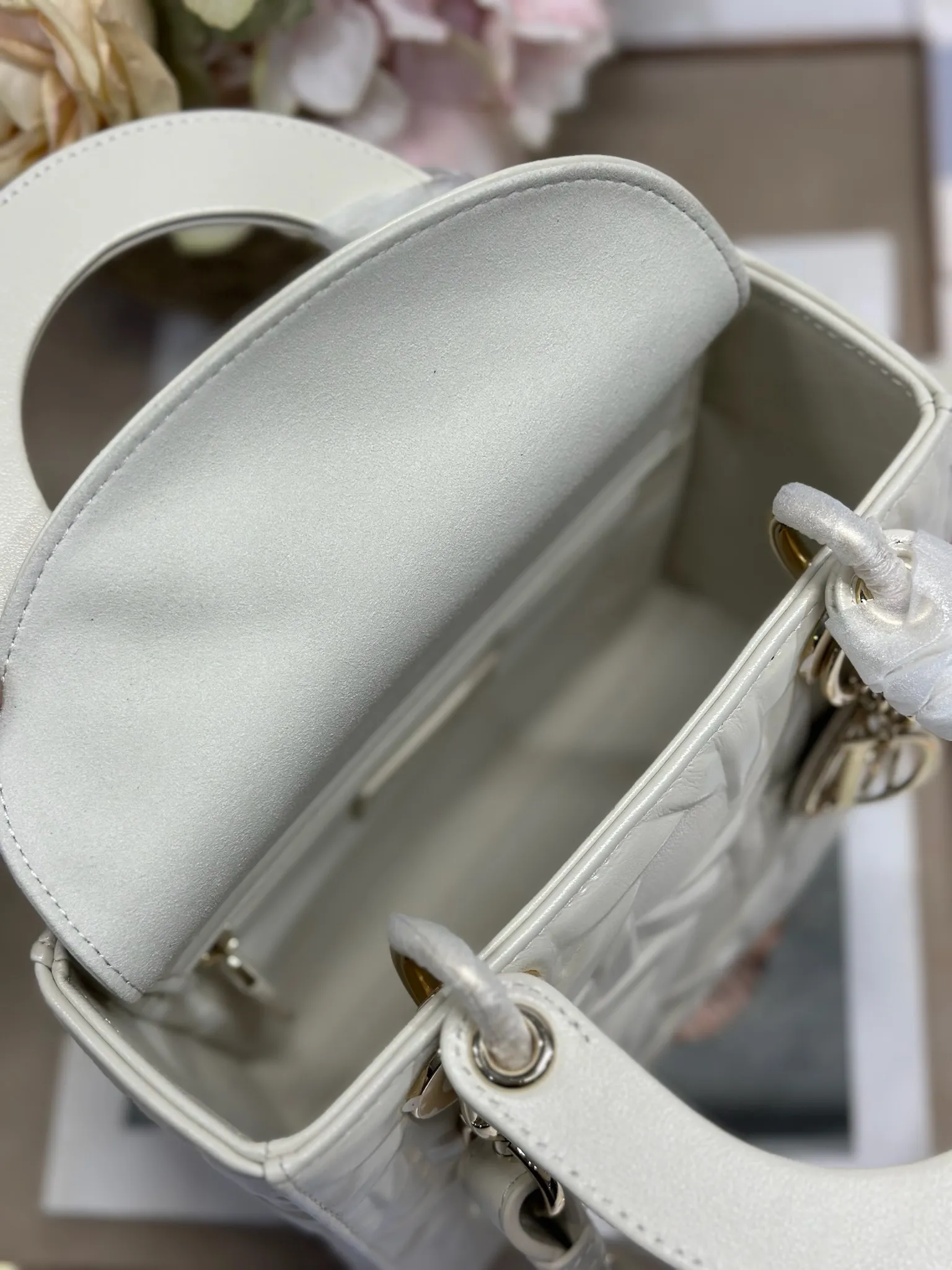 Christian Dior 白圧花菱格 Lady Dior ハンドバッグ - 画像 (8)