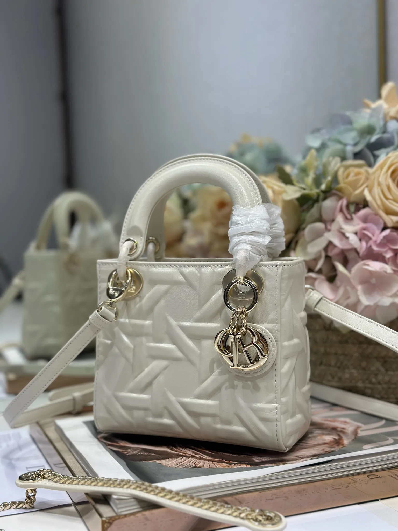 Christian Dior 白色プレス花菱格 Lady Dior ハンドバッグ - 画像 (3)