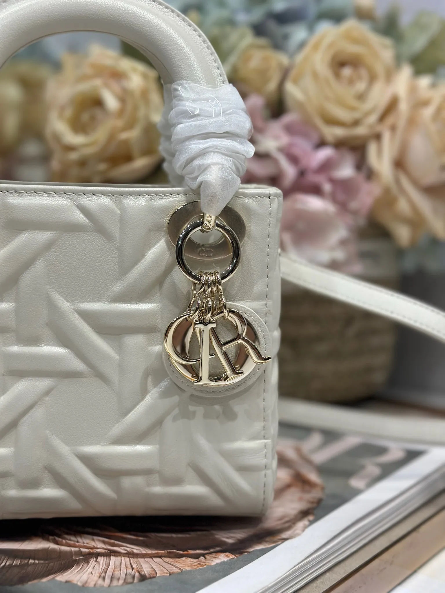 Christian Dior 白色プレス花菱格 Lady Dior ハンドバッグ - 画像 (4)