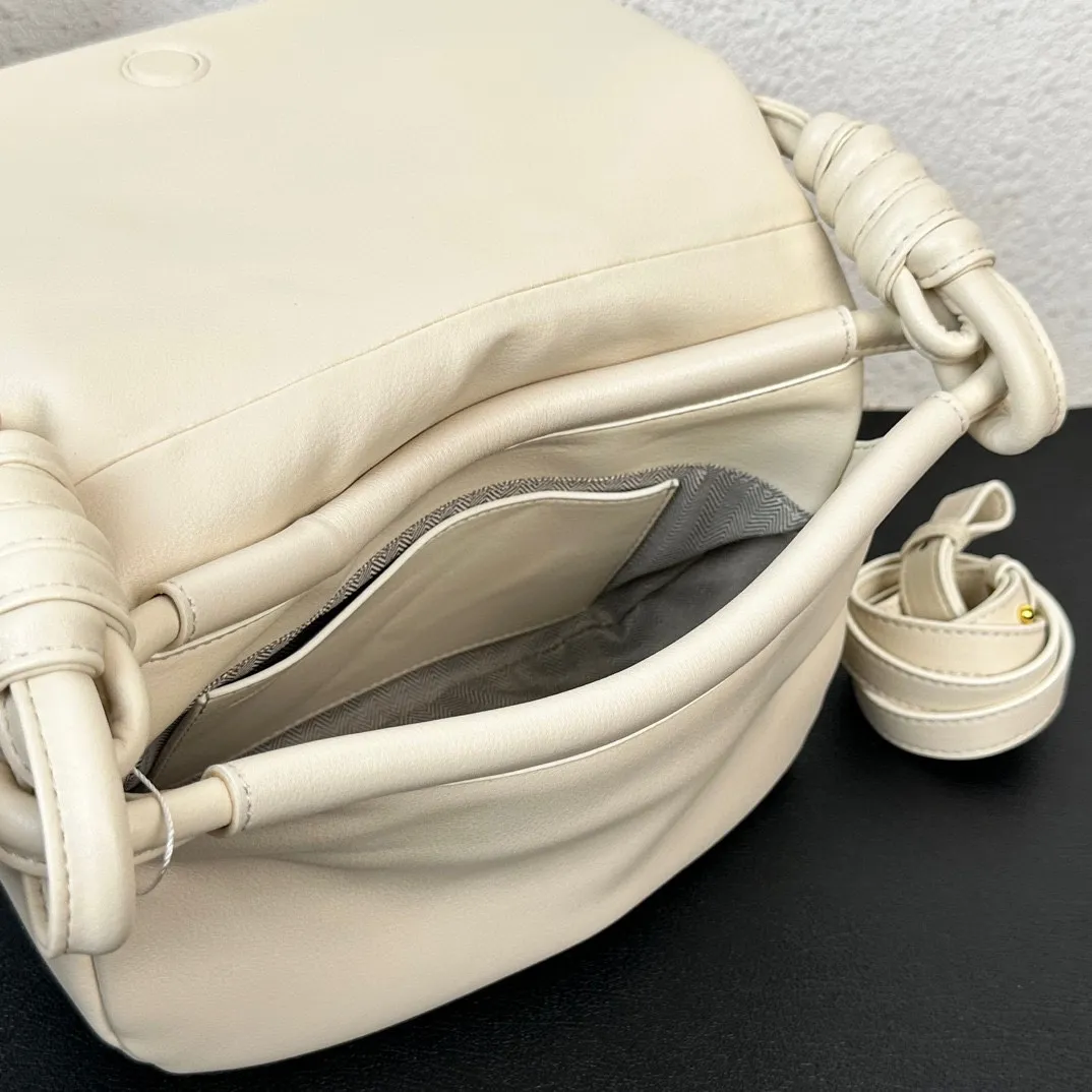 LOEWE Paseo ホワイト 中古ショルダーバッグ - 画像 (9)