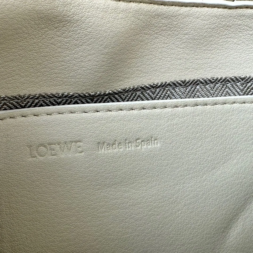 LOEWE Paseo ホワイト 中古ショルダーバッグ - 画像 (10)