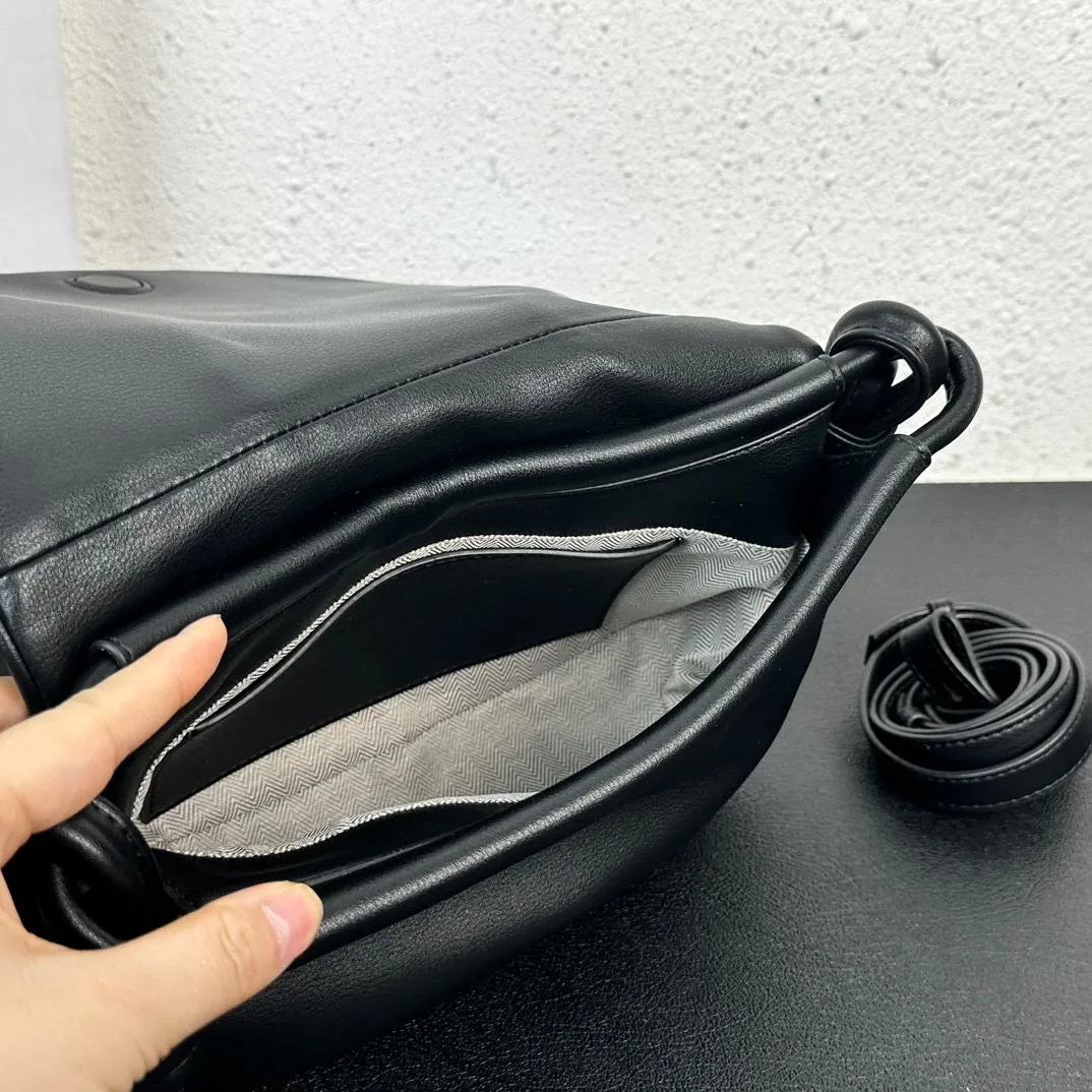 LOEWE Paseo ブラック 中古ショルダーバッグ - 画像 (9)